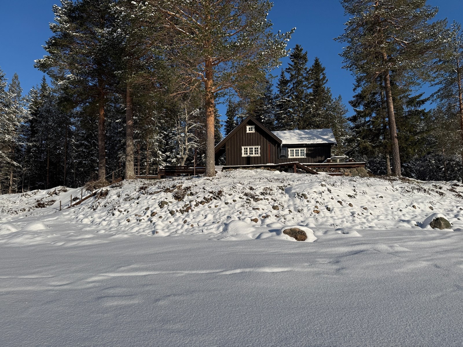 Aktiv Eiendomsmegling v/Anders Borgsø har gleden av å presentere denne hytten helt nede i vannkanten av Hatlingvatnet. Galleribilde