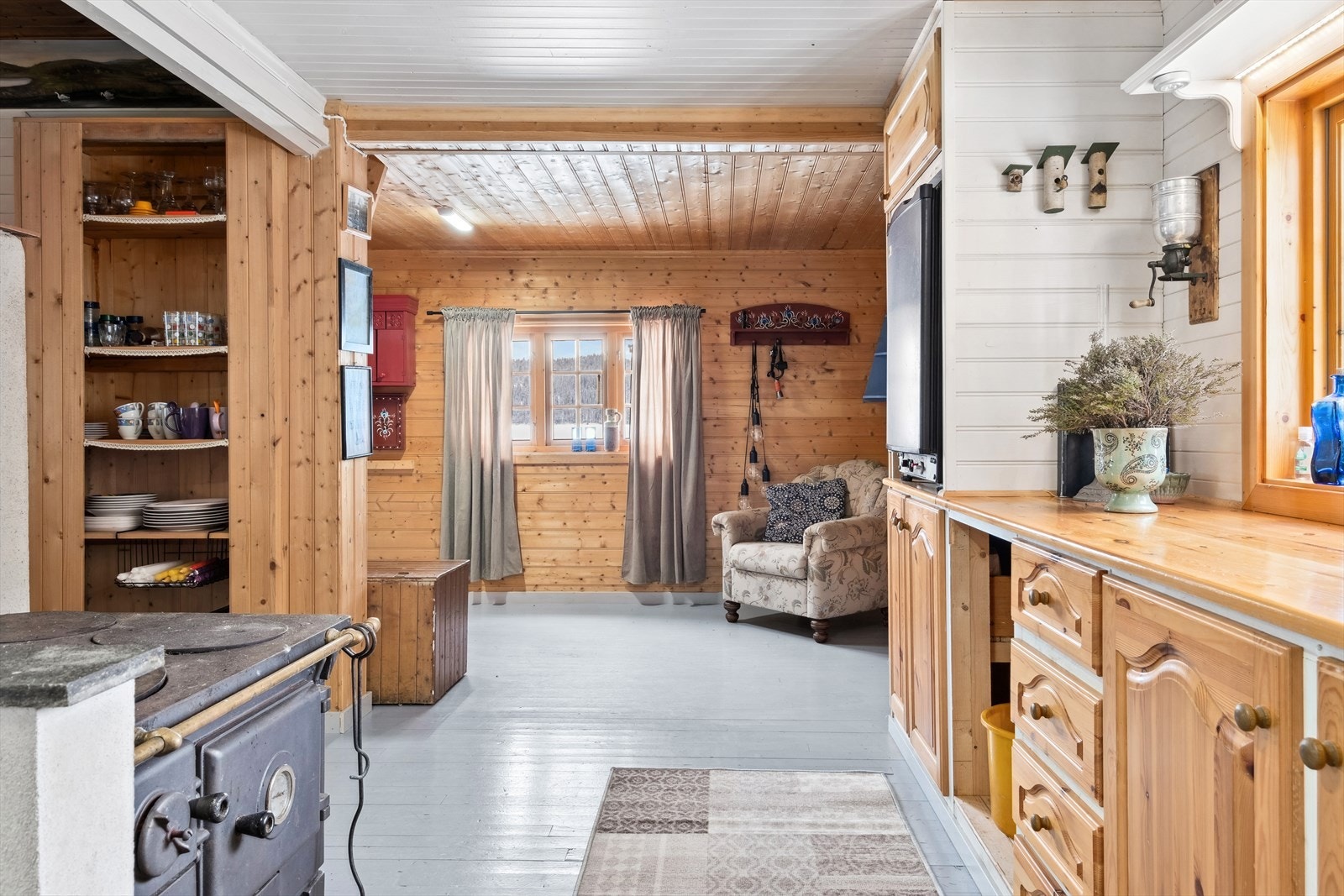 Kjøkken mot gang. Videre inn til stue til venstre. Galleribilde