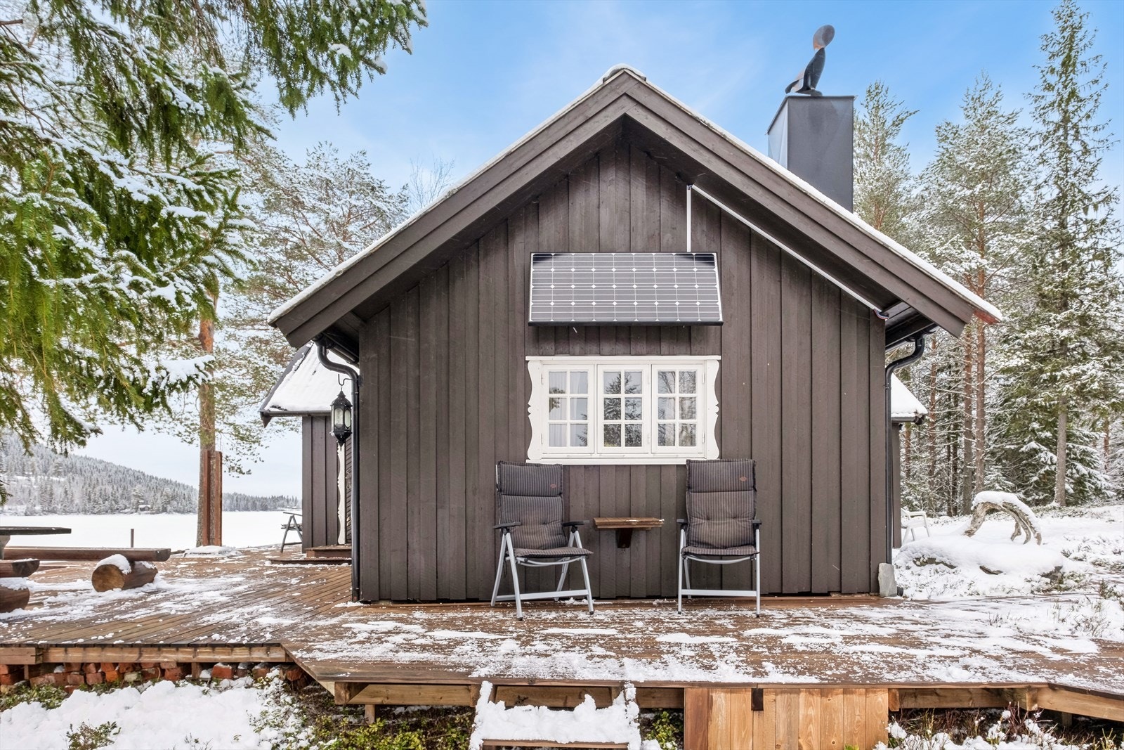 Rikelig med plattinger rundt hytta. Galleribilde