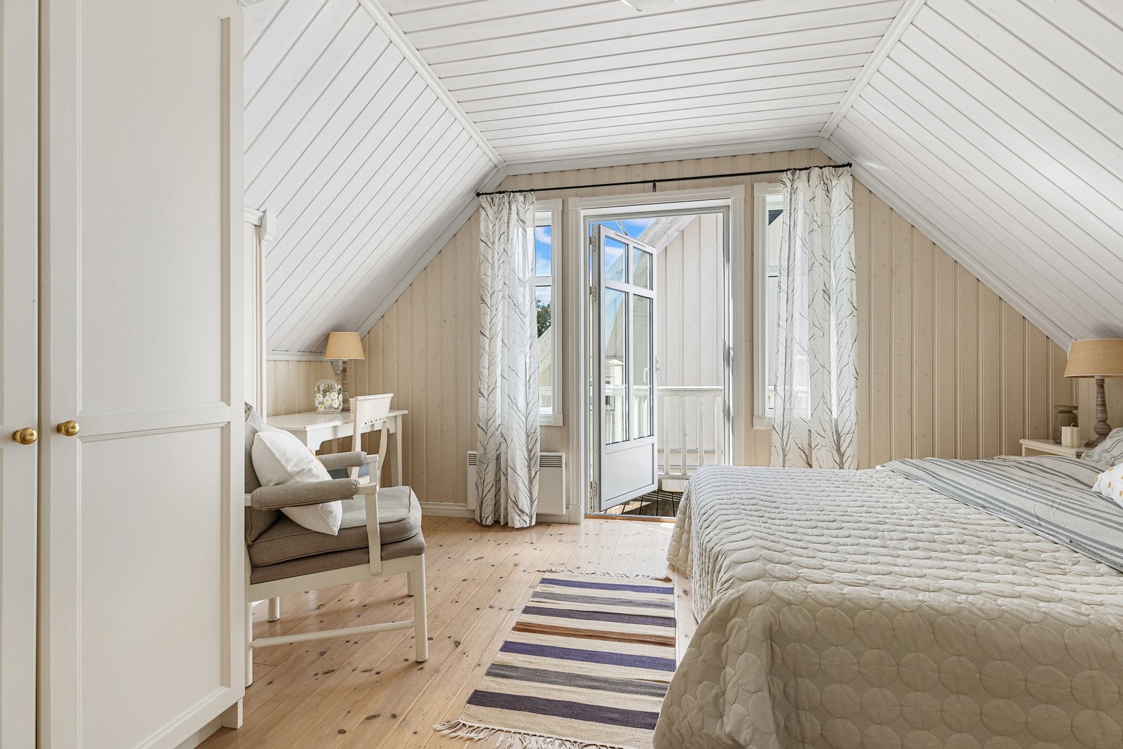 Her er det god plass til dobbeltseng, garderobe og nattbord. Galleribilde