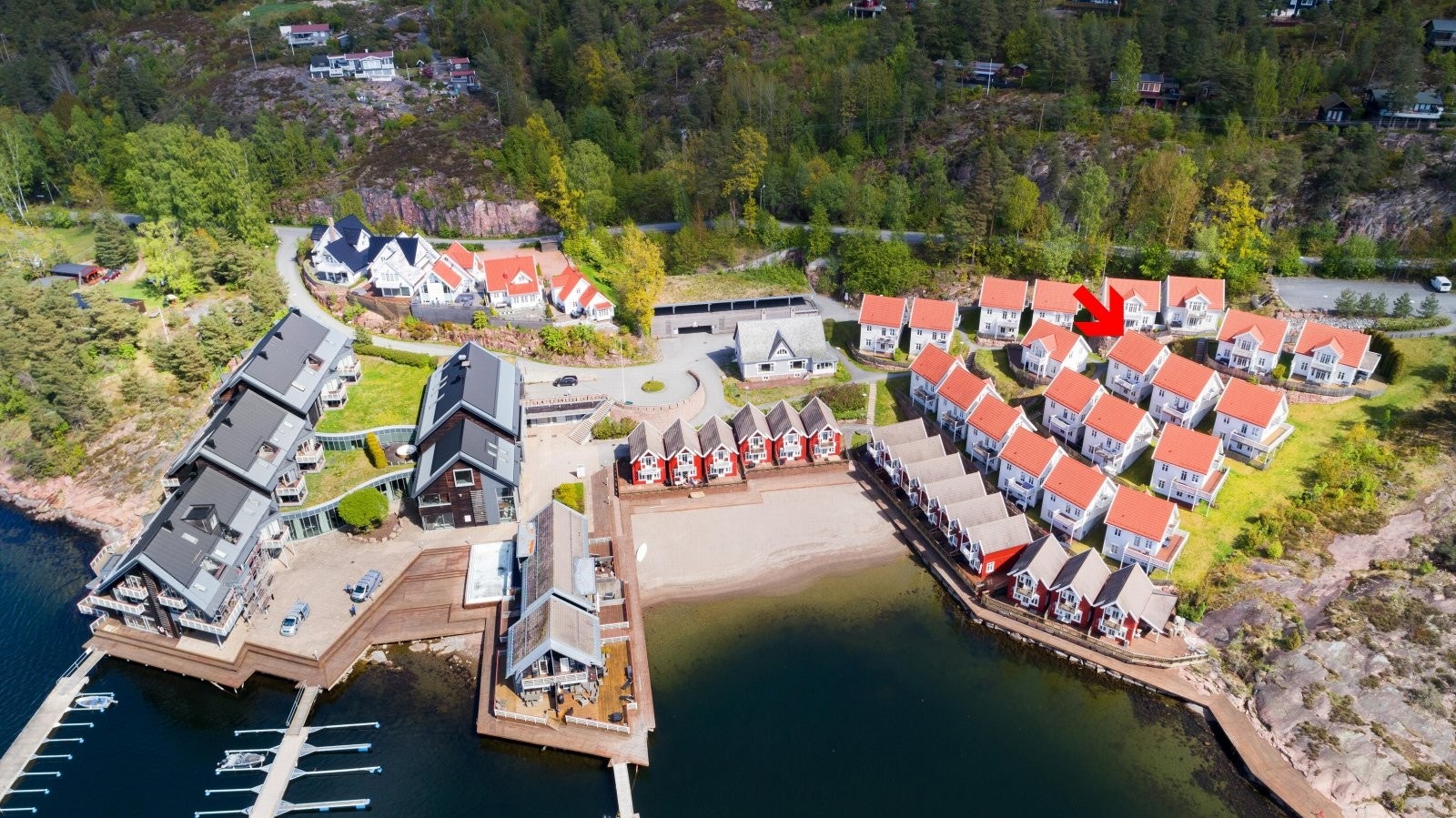 Her har du badestrand og badebrygge i umiddelbar nærhet - Mulighet for båtplass. Galleribilde