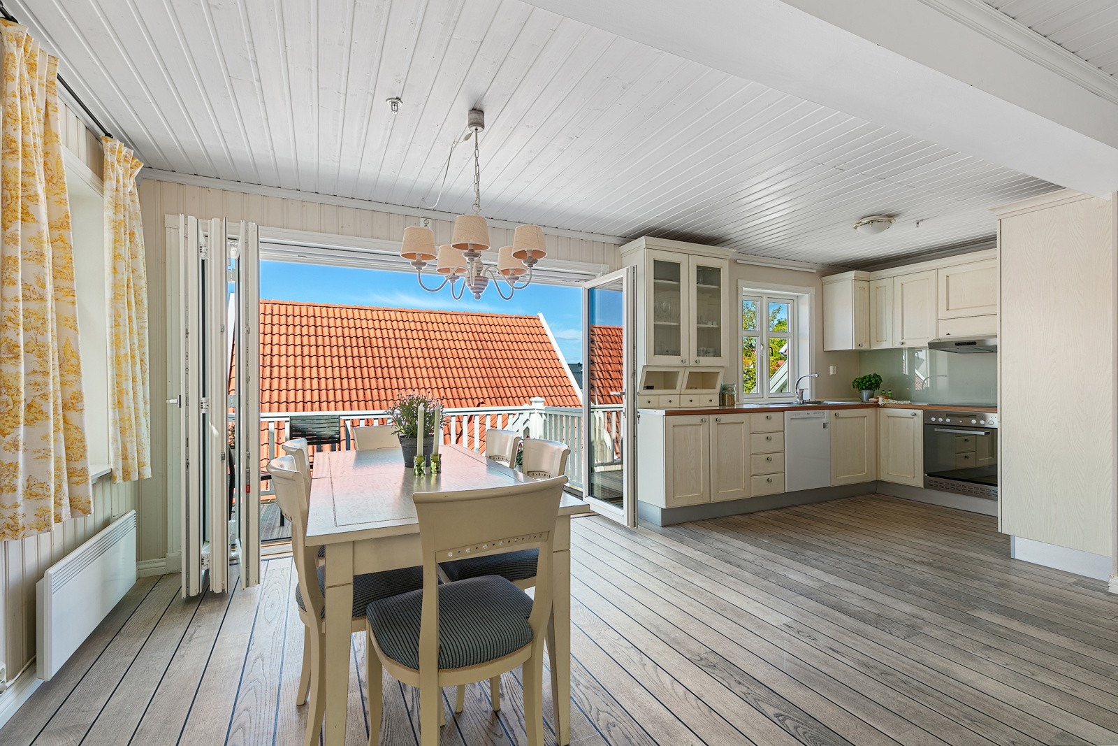 Fin foldedør som virkelig åpner opp stuen og gjør det til en herlig plass å være på varme sommerdager. Galleribilde