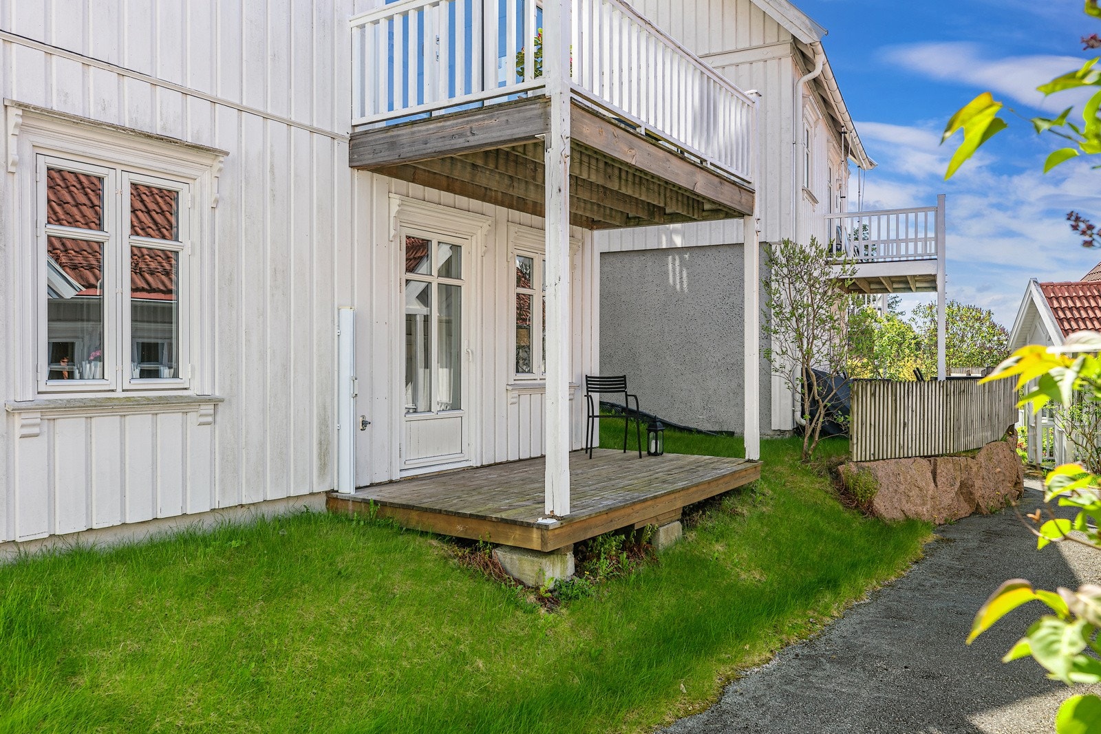 Terrasse med adkomst fra det ene soverommet i underetasjen. Galleribilde