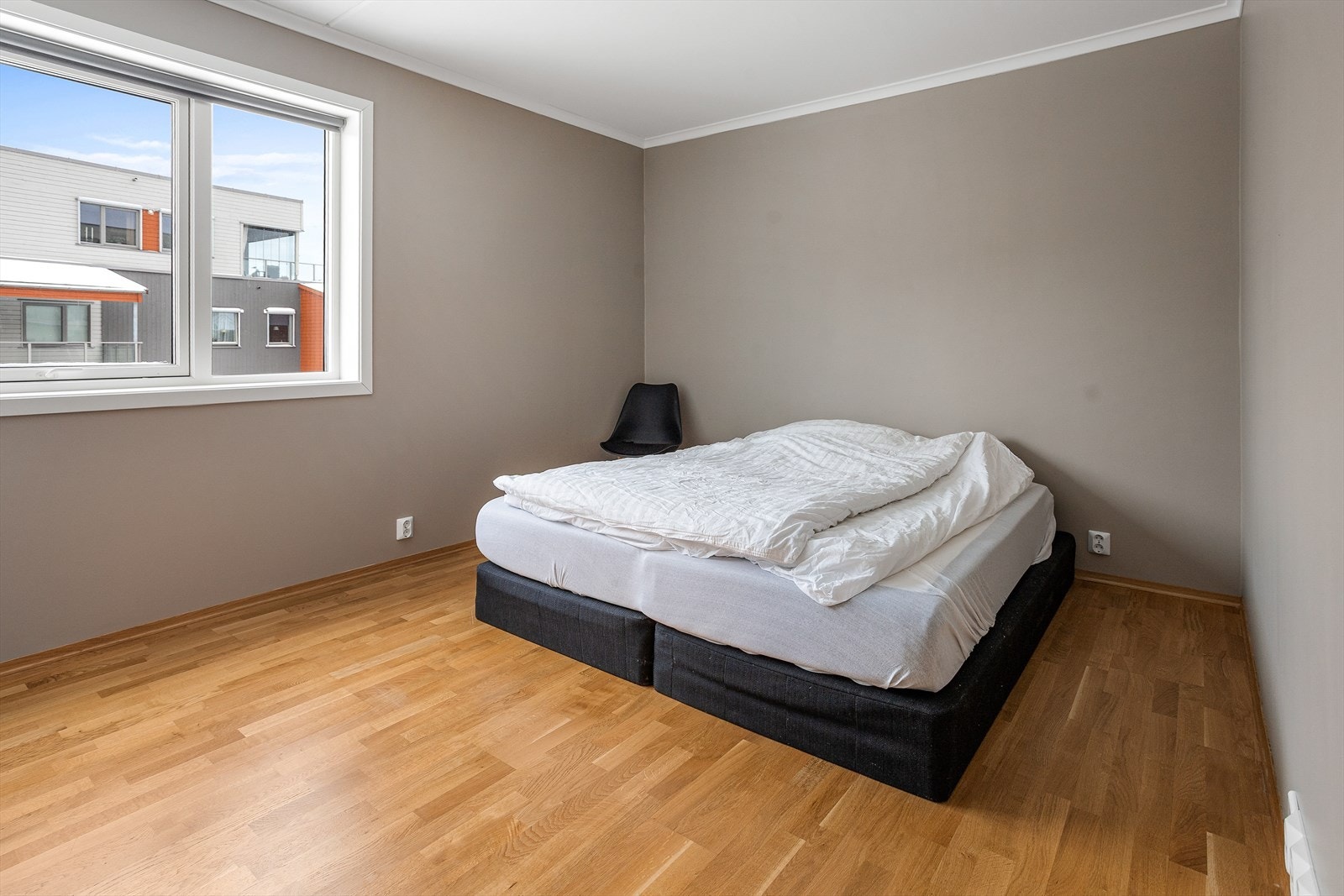 Romslig hovedsoverom med masse skapplass Galleribilde