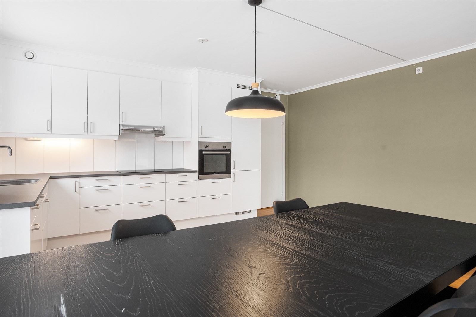 Kjøkken med integrerte hvitevarer Galleribilde