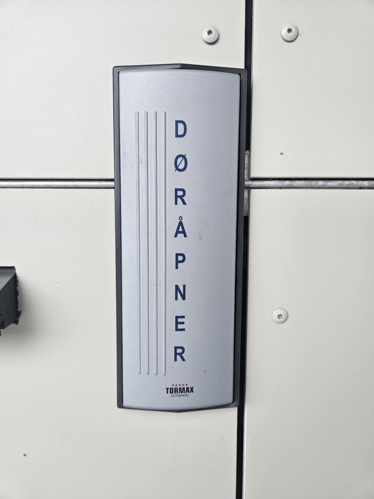 Døråpner på alle dører til og fra leiligheten Galleribilde