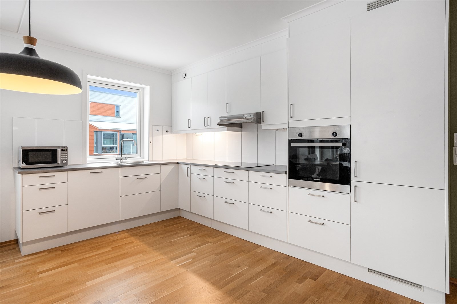 Masse skap- og benkplass Galleribilde