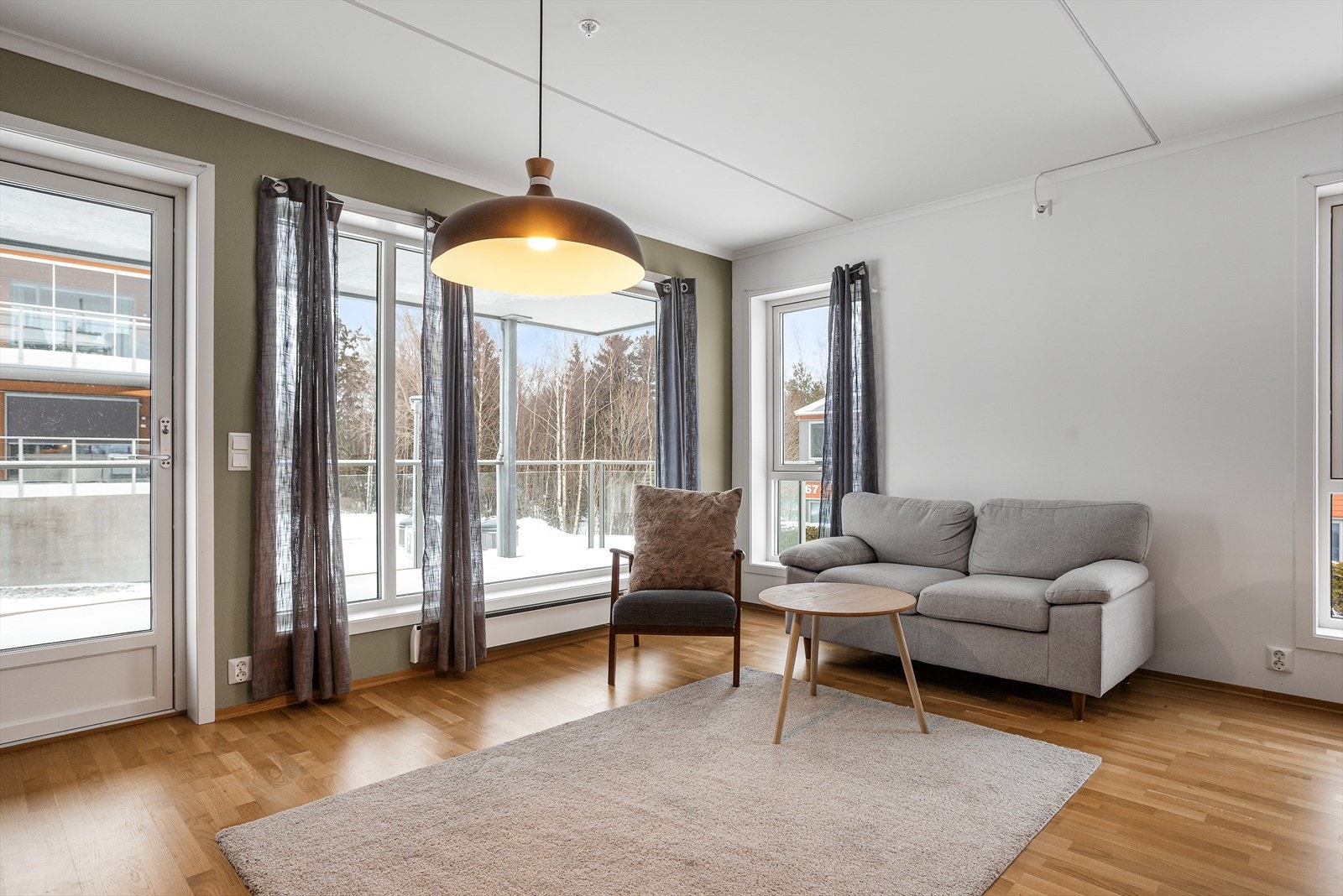 Stue med utgang til romslig balkong Galleribilde