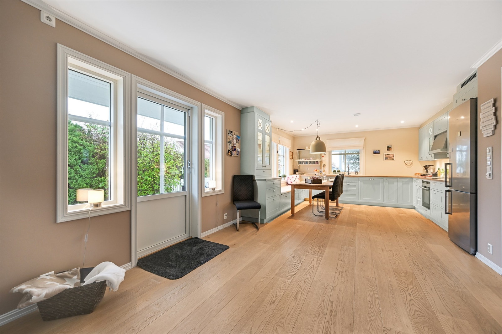 Kjøkken og stue med utgang til terrasse. Galleribilde