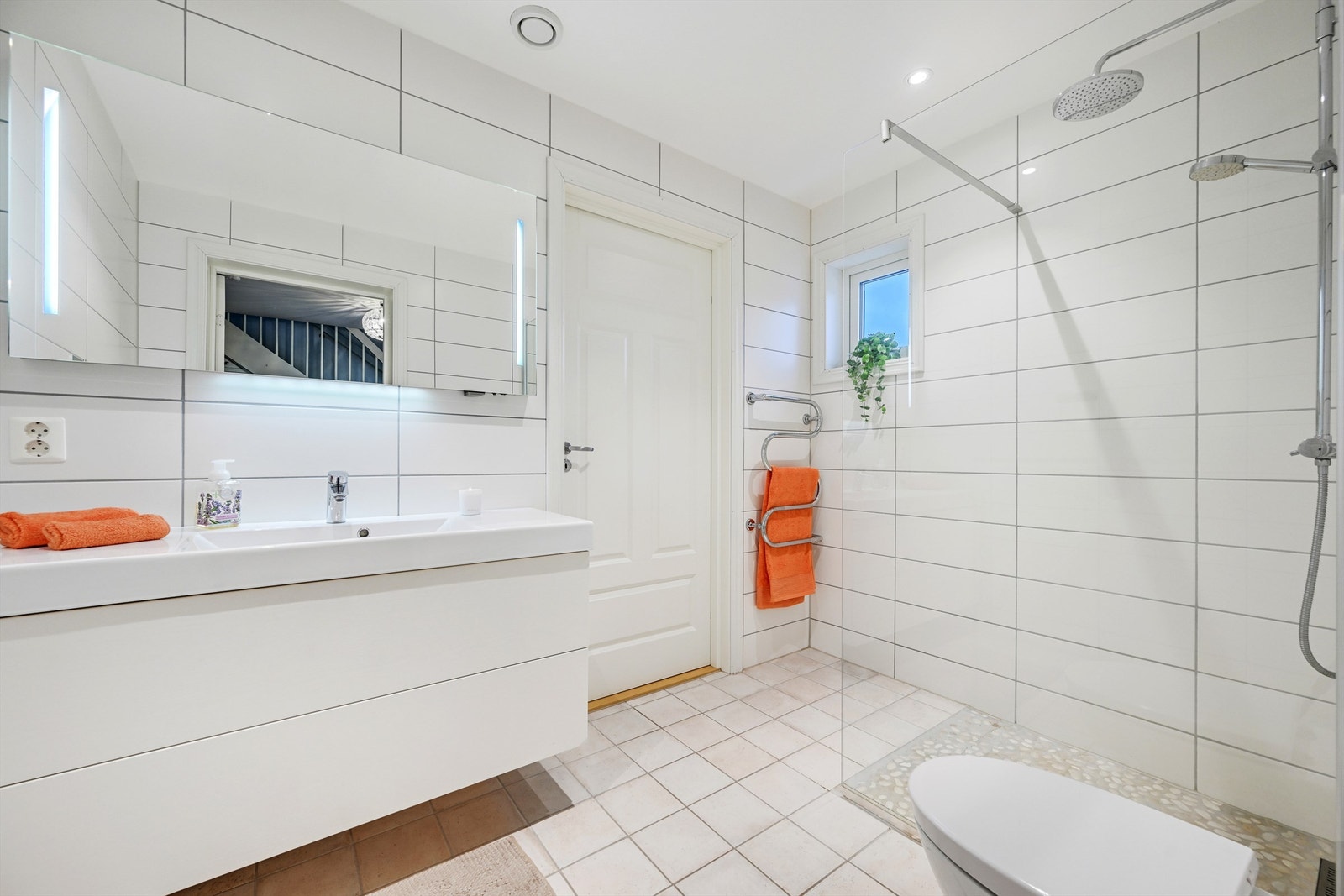 Baderom i 1. etg. har håndklevarmer Galleribilde