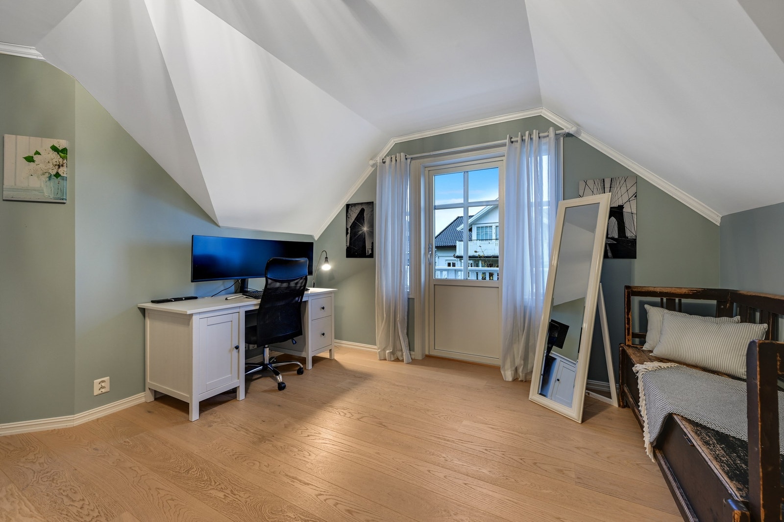 Loftstue med utgang til balkong. Galleribilde