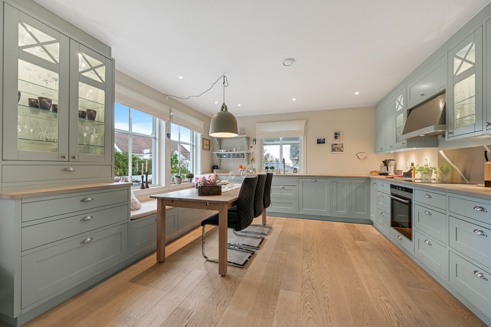 Påkostet kjøkken med gode løsninger. Fotograf: Kristian Bollæren / Fotofinish AS. Galleribilde