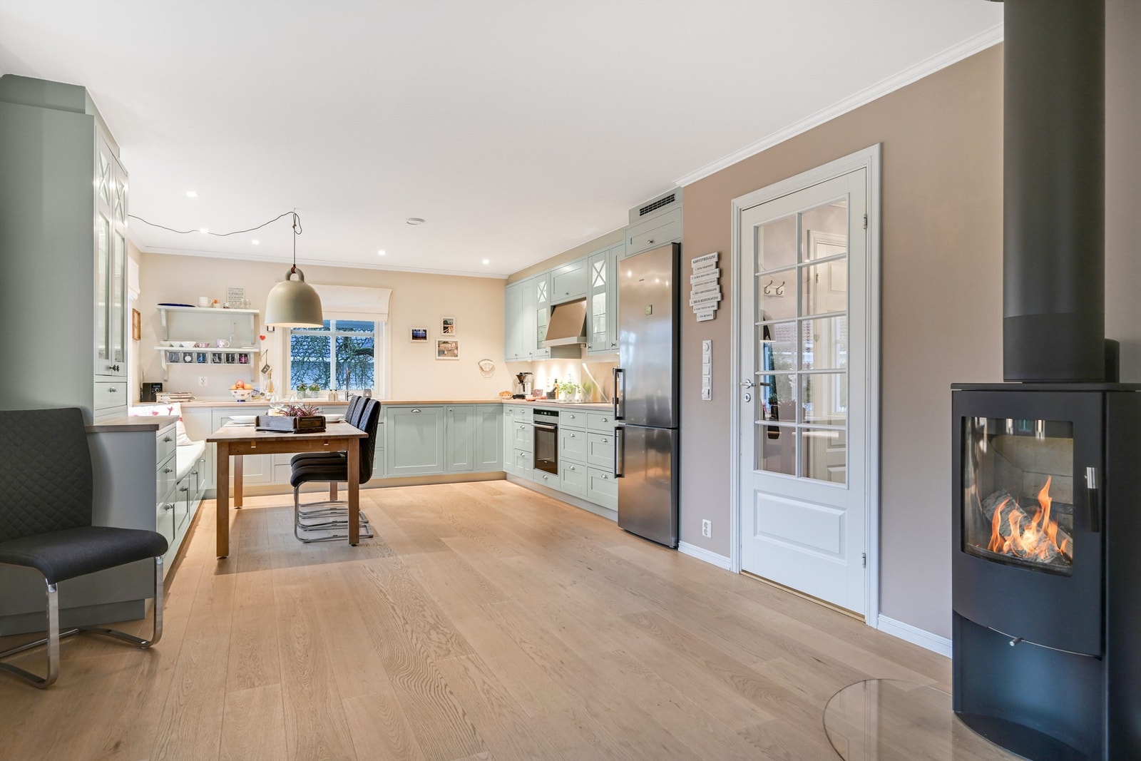 Kjøkken med peis sentral plassert. Galleribilde