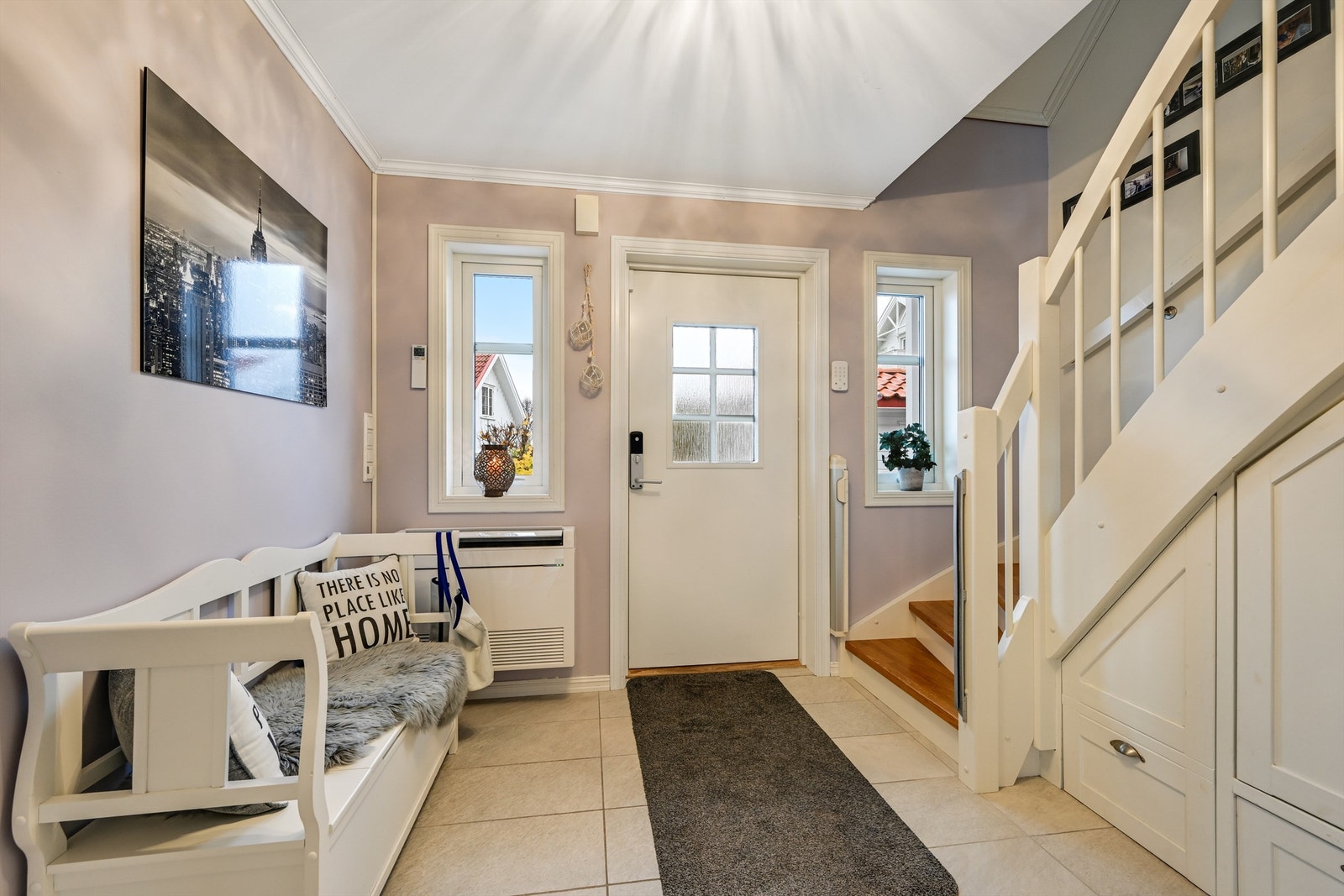 Hall med plassbygde skaper under trapp. Fotograf: Kristian Bollæren / Fotofinish AS. Galleribilde