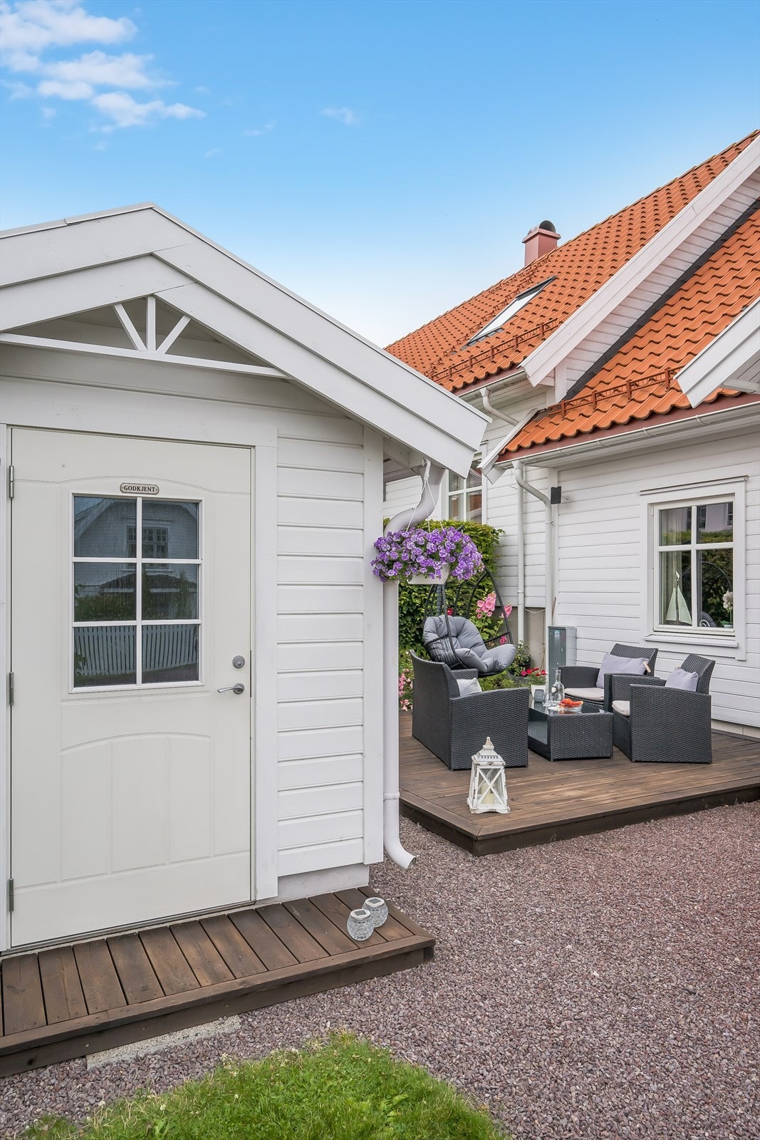 Boden er isolert og har flislagte gulv. Her er også strøm innlagt. Galleribilde