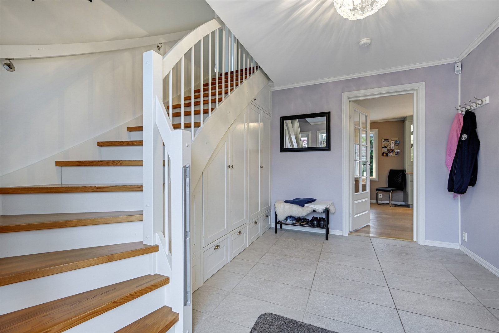 Hall med trapp til 2. etg. Galleribilde