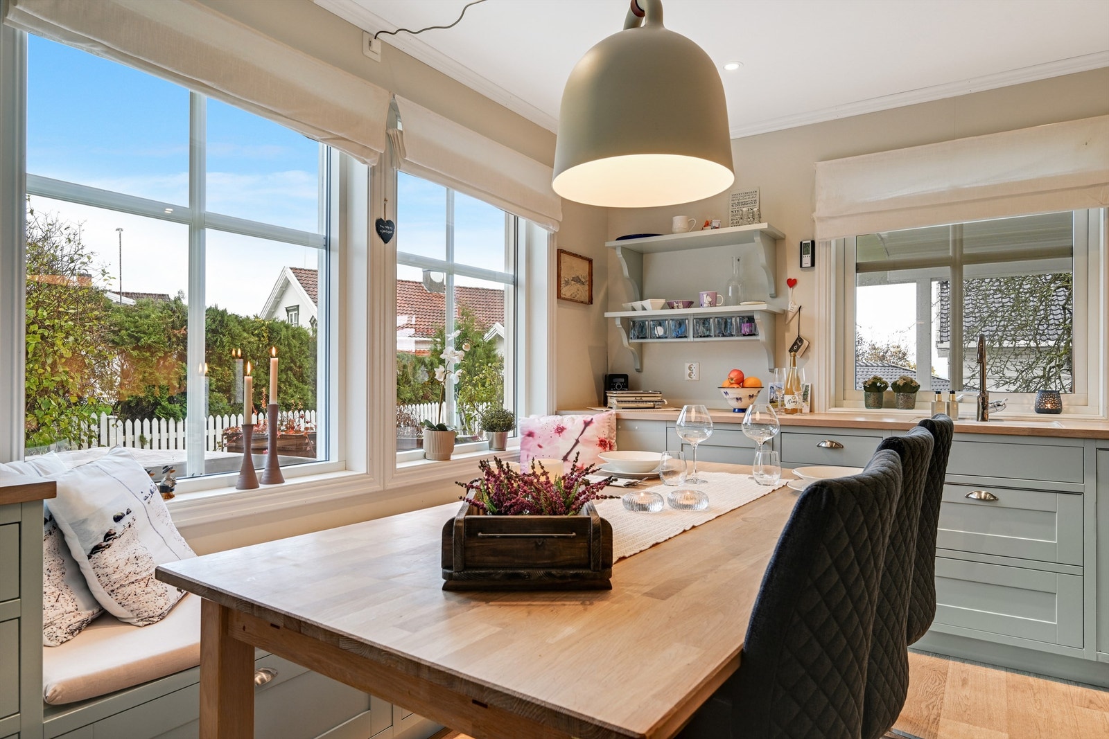 Kjøkken har plassbygget benk med lagring. Fotograf: Kristian Bollæren / Fotofinish AS. Galleribilde