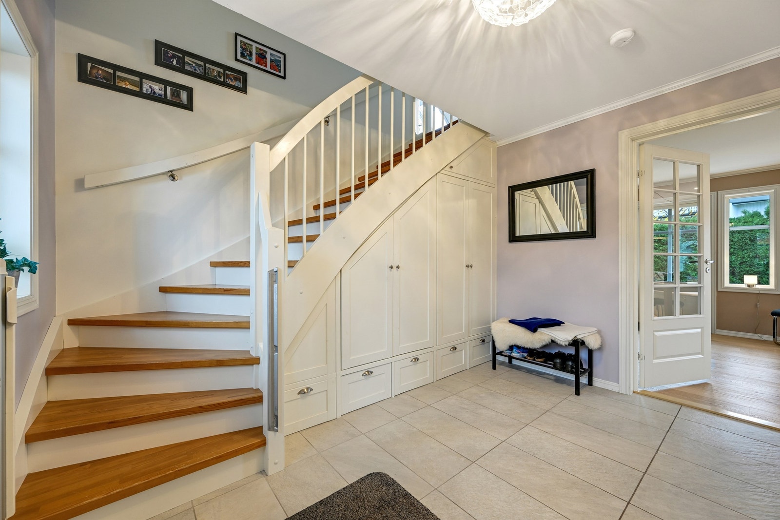 Vindfang/trappegang med spesialtilpassede skap under trapp. Galleribilde