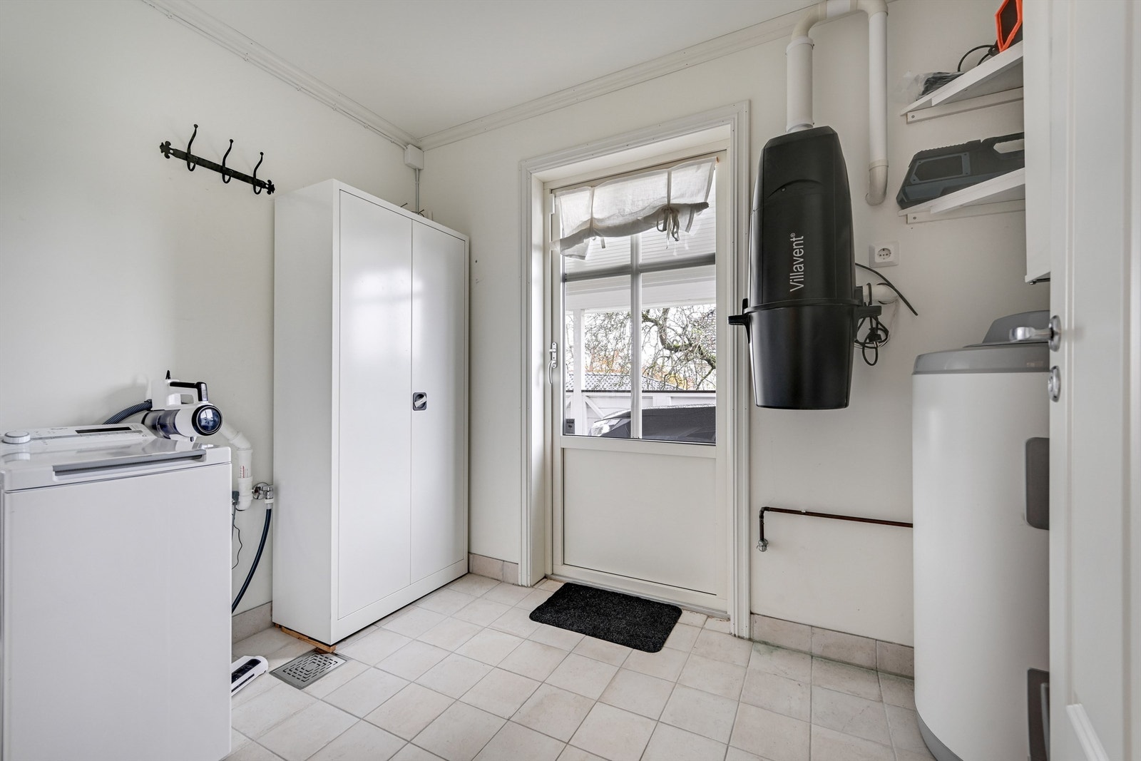 Vaskerom/teknisk rom har utgang til carport. Galleribilde