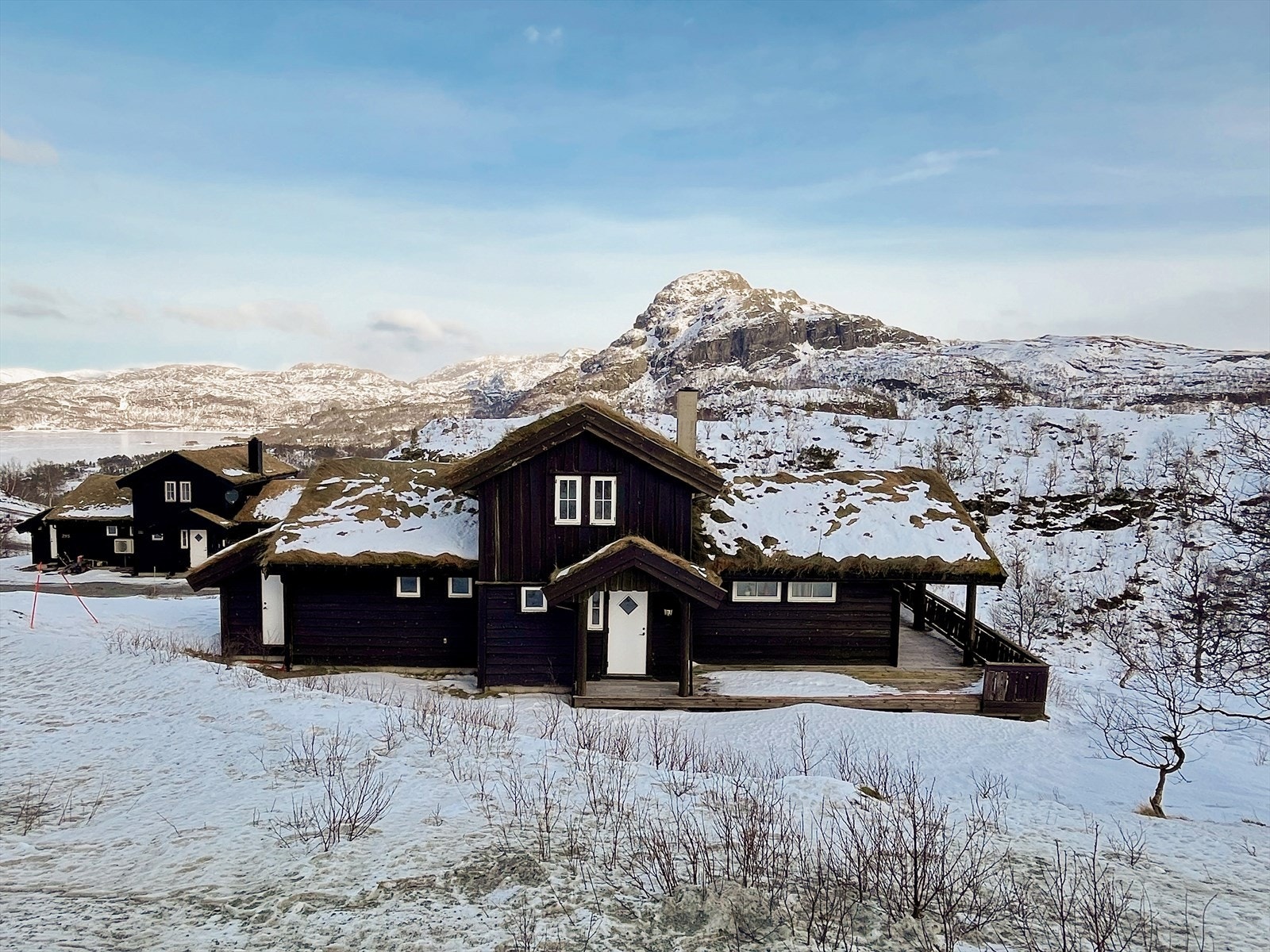 Velkommen til Fjellbergsskarvegen 297, presentert av Leonard Weinert v/ Eiendomsmegler Norge! Galleribilde
