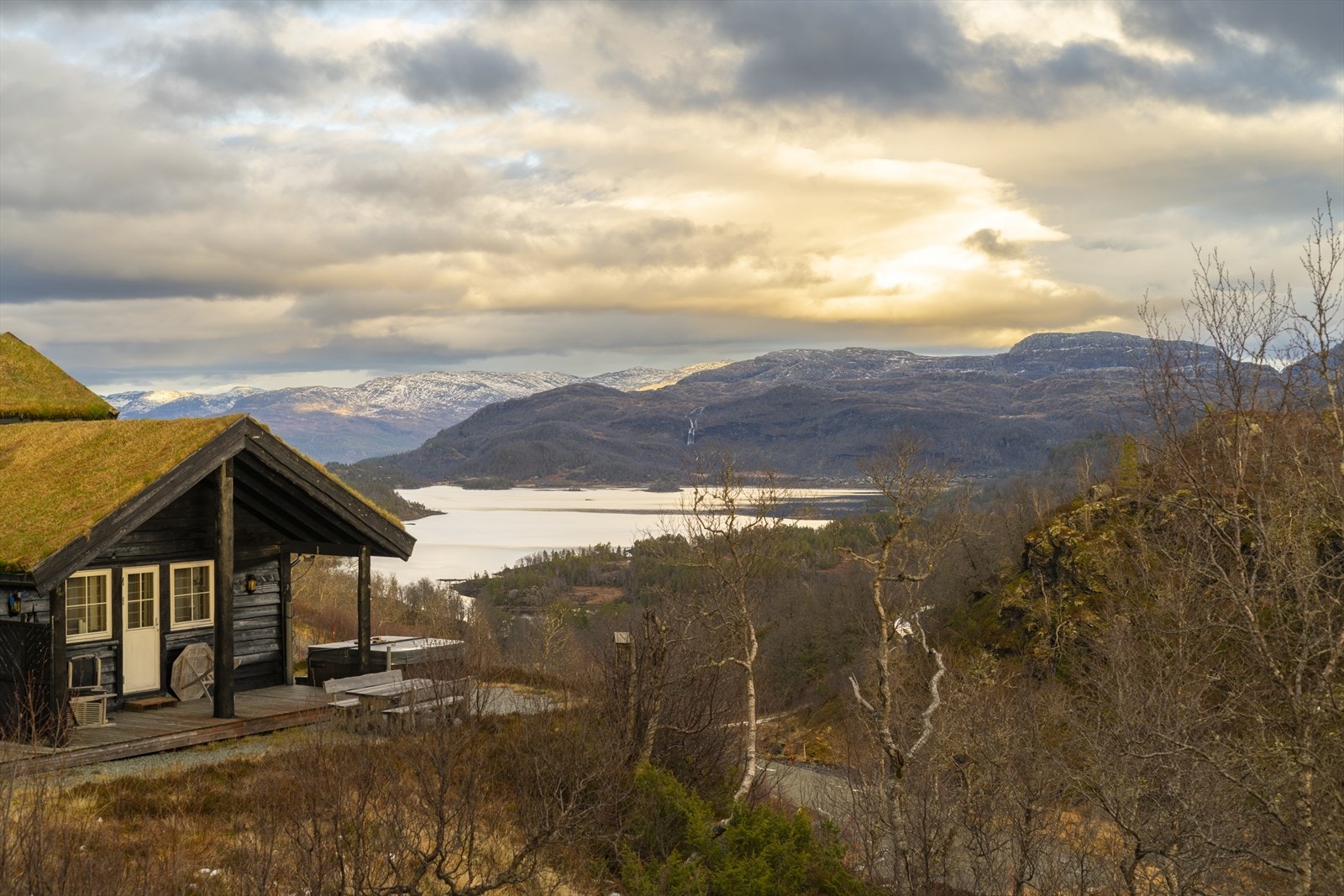 Fra hytten er det cirka 10 minutter med bil til Gullingen skisenter, det er også mulig å gå på ski til skisenteret. Galleribilde