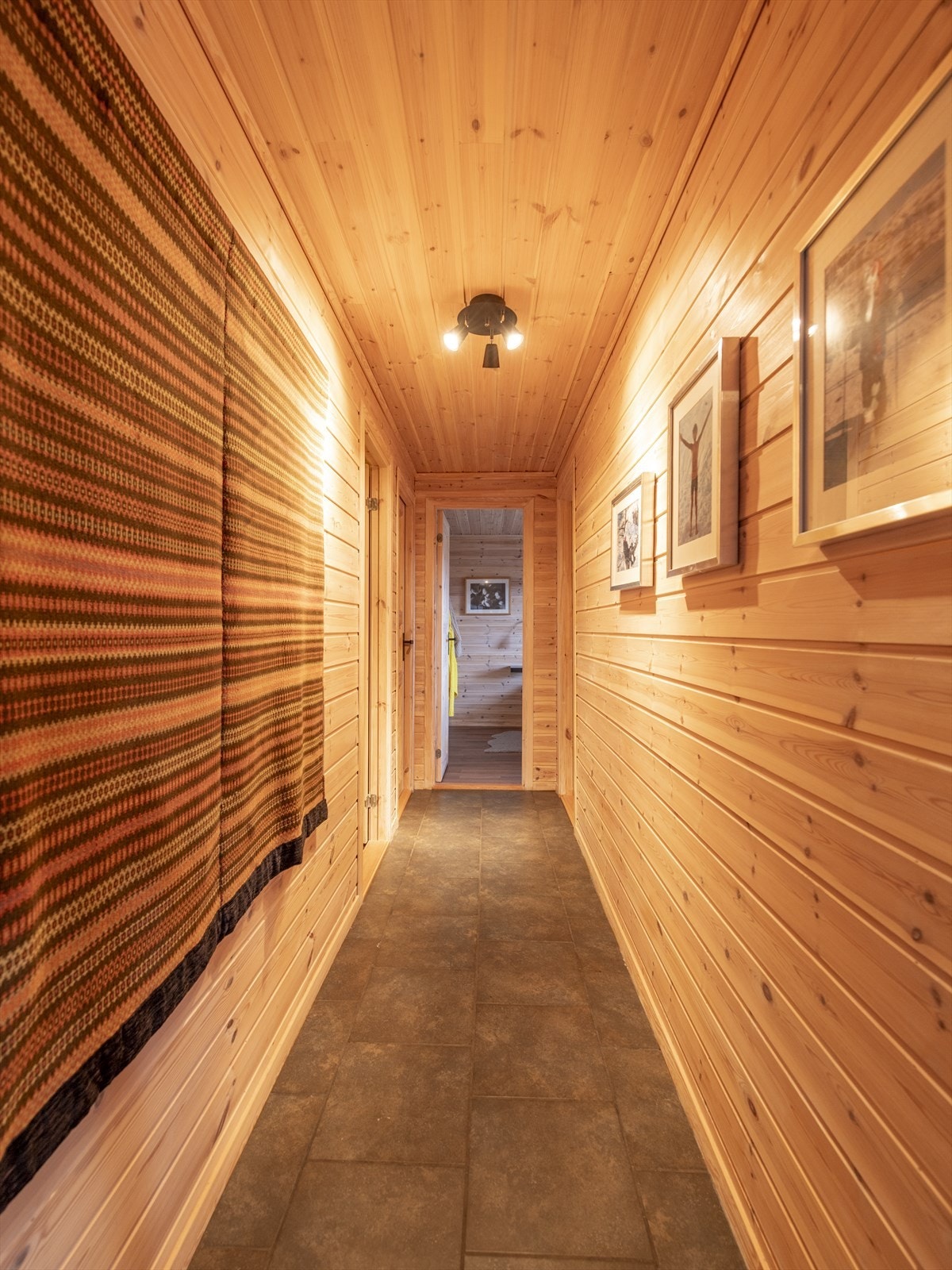 Gang til blant annet soverom og bad med sauna. Det gjøres oppmerksom på at teppet på veggen ikke følger med. Galleribilde