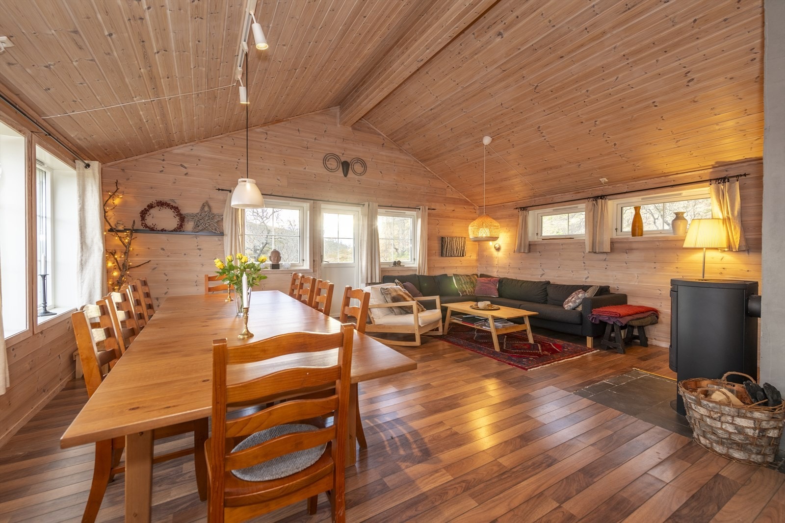 Du møter ei stor og lys stue som enkelt kan deles inn i to soner, en for hyggelig spisestue og en for sofagruppe. Galleribilde