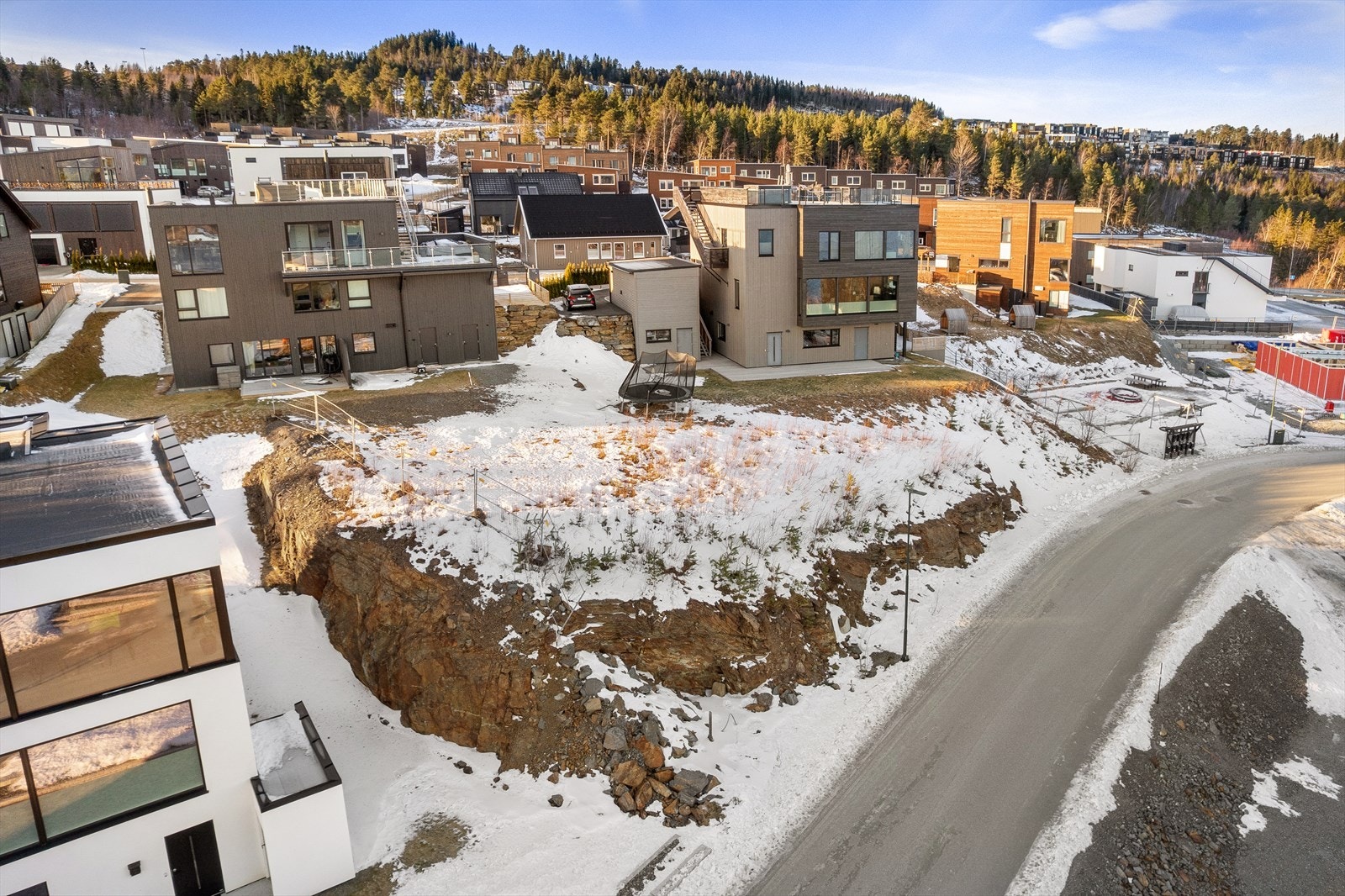 Tomten er på 694m², og i følge reguleringsplanen er BYA på 30% - Se salgsoppgave for mer info Galleribilde