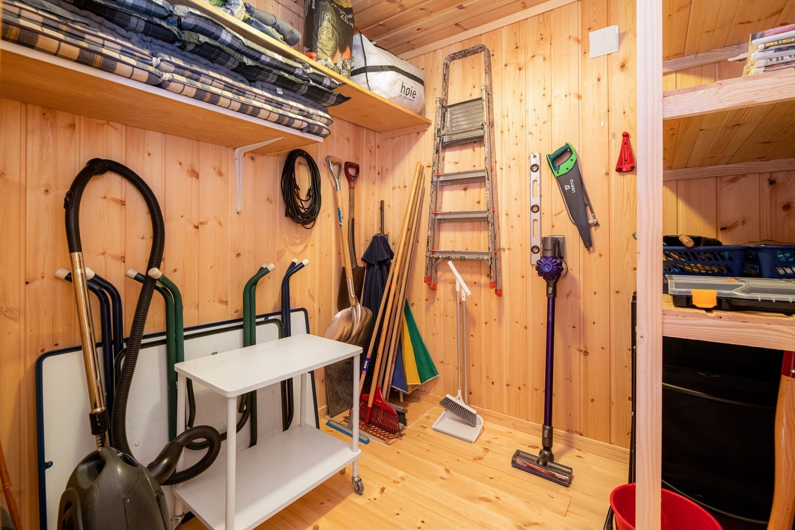 Innenfor toalettrommet er det en praktisk bod på 4 kvm med god oppbevaringsplass. Galleribilde