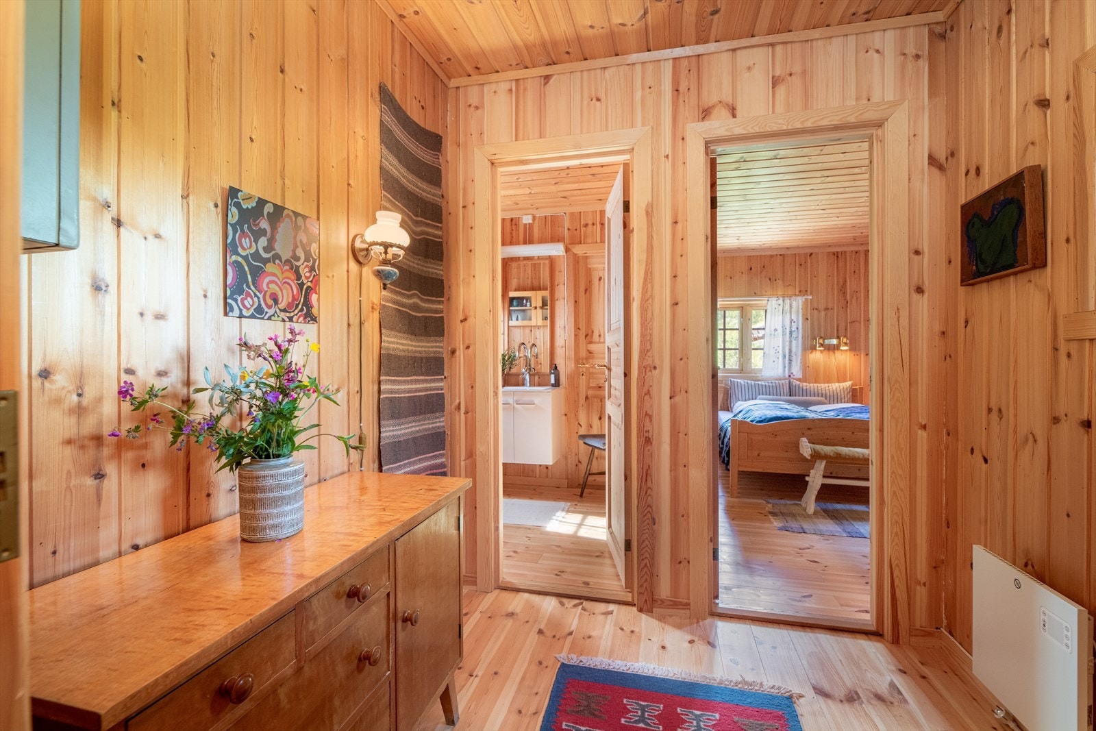 I 1999 ble hytta tilbygget med gang, soverom, toalettrom og bod. I denne delen av hytta er det furugulv og trepanel på vegger. Toalettrom og soverom er oppgradert i 2021. Galleribilde