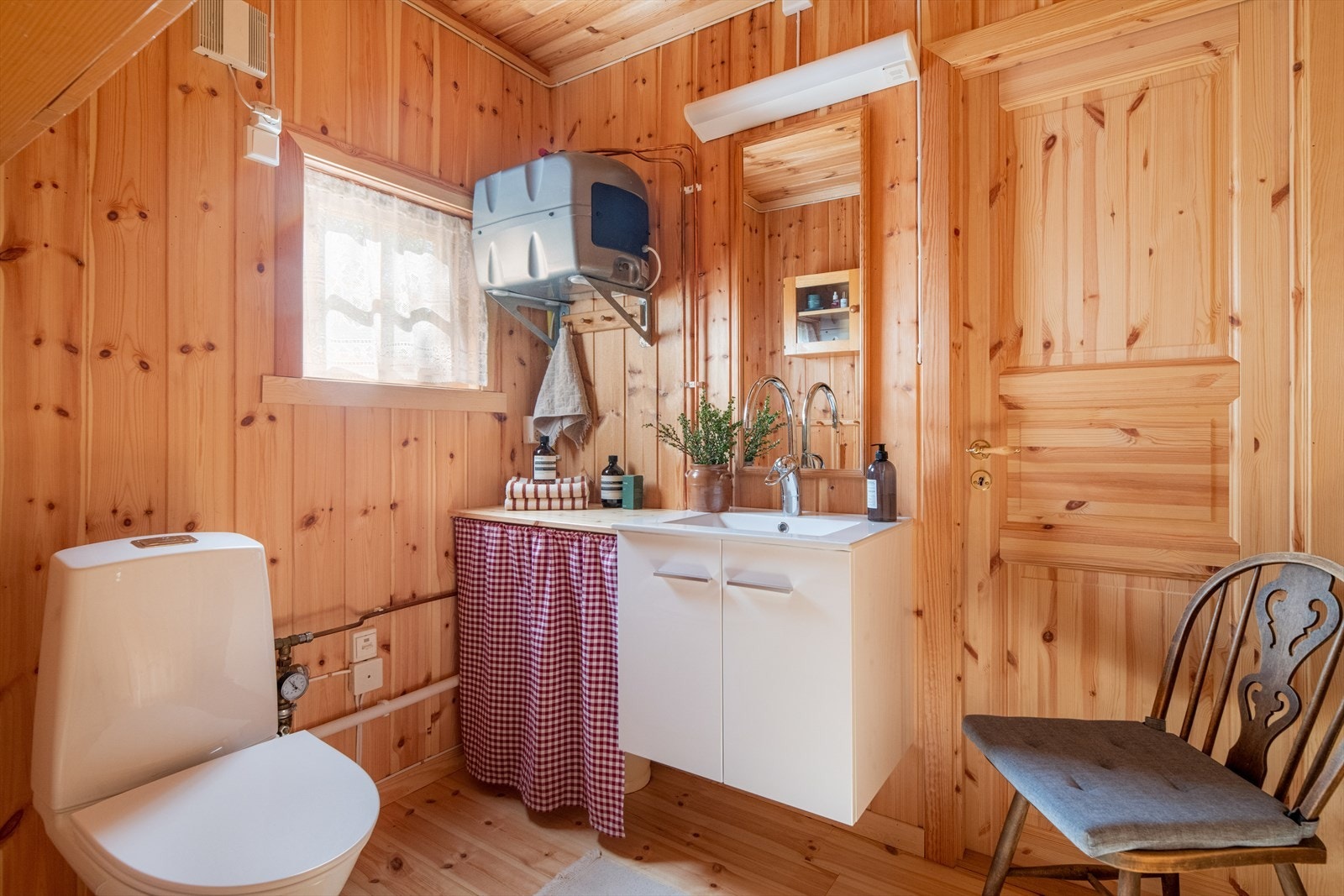 Toalettrommet har toalett og innredning med heldekkende hvit vask, underskap med slette fronter og speil. Det er elektrisk styrt vifte på vegg. Galleribilde