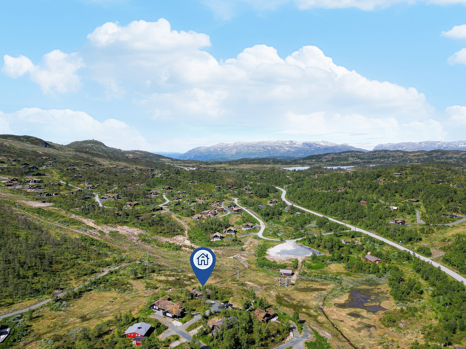 Fra hytta er det for øvrig ca. 15 minutter med bil til Krossen i Rauland med dagligvareforretninger, butikker og spisesteder. Det er ca. 30 minutter til Åmot med Fristadsenteret, og Rjukan som ligger i mottatt retning. Galleribilde