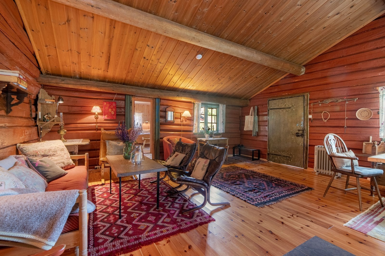 Hytta fremstår som en koselig og sjarmerende hytte fra 1976, tilbygget i 1999. Hytta har strøm, innlagt vann til toalettrom og avløp. Galleribilde