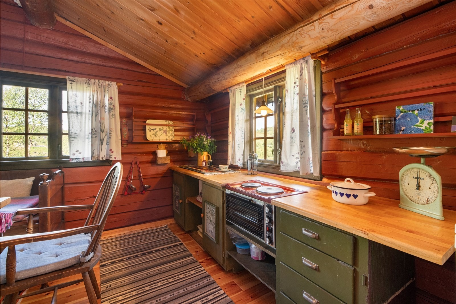 Kjøkkendelen har en enkel innredning med slette fronter og heltre benkeplate.
Det er avsatt plass til kjøleskap og hybelkomfyr. Galleribilde