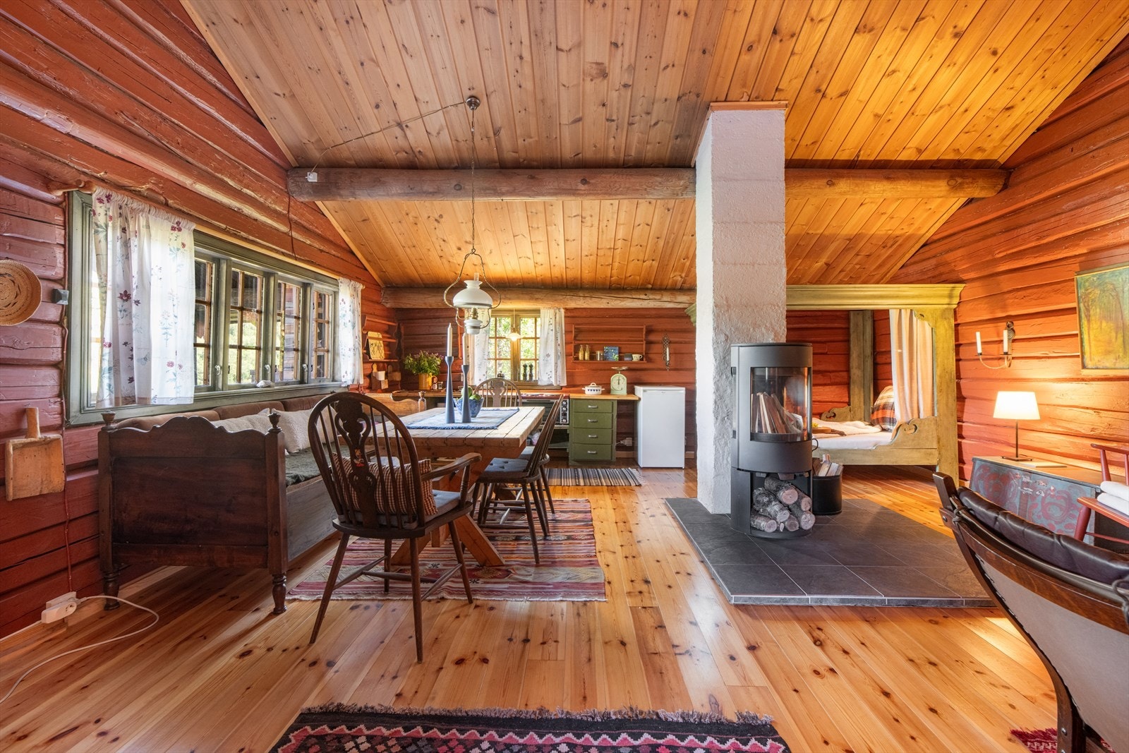 Sentralt i rommet er det en peisovn fra 2009. Galleribilde