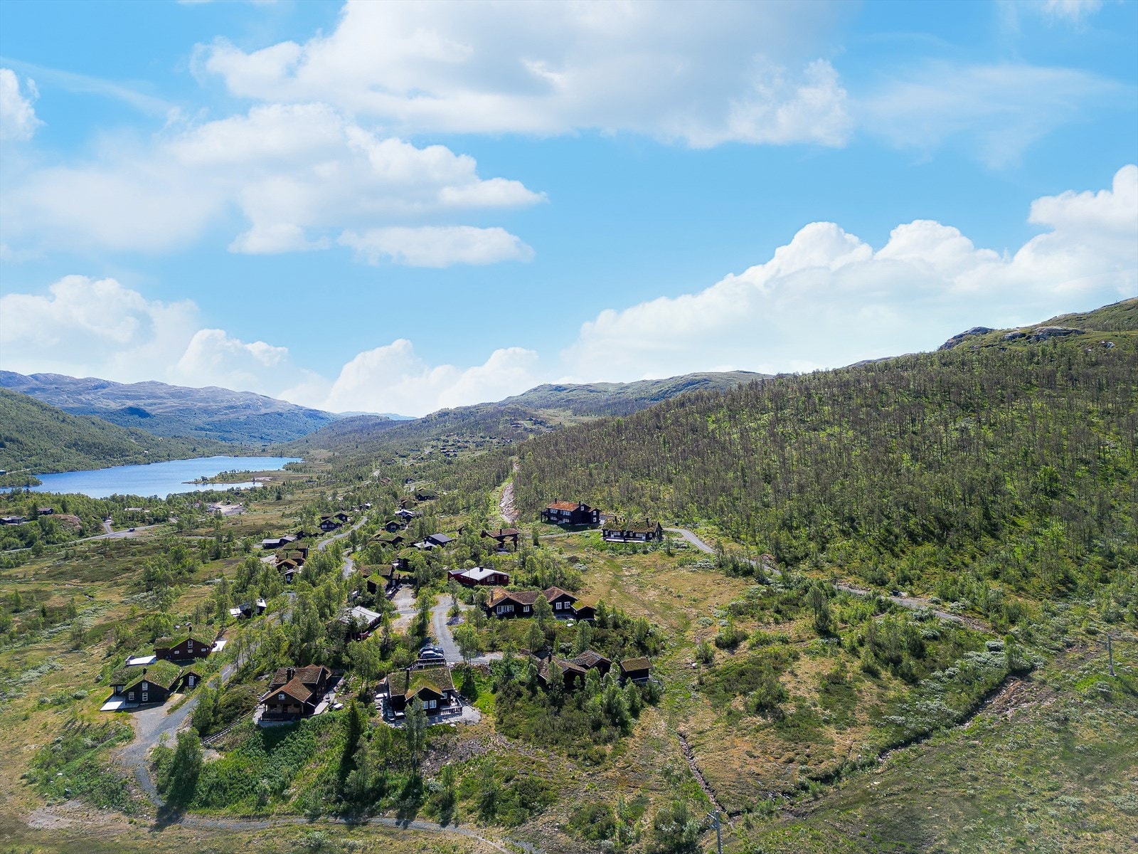 Området kan blant annet friste med skulpturvandring, hvor skulpturen Vidsyn troner over Vierlinuten, eller en rundtur til Oksatjønn med muligheter for å forlenge turen innover i flotte Silkedalen. Galleribilde