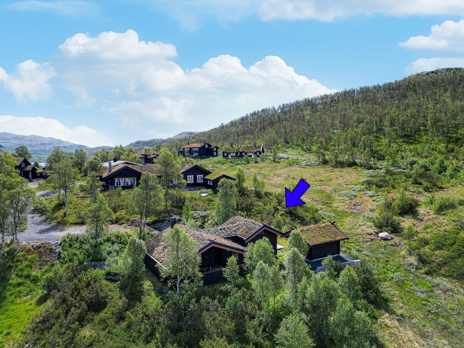 Eiendommen ligger nydelig til på Heimvegli nær Vierli, i naturskjønne omgivelser ca. 938 m.o.h. Eiendommen er et godt utgangspunkt for både fot- og skiturer, med og uten fiskestang, i vakkert høyfjellsterreng. Galleribilde