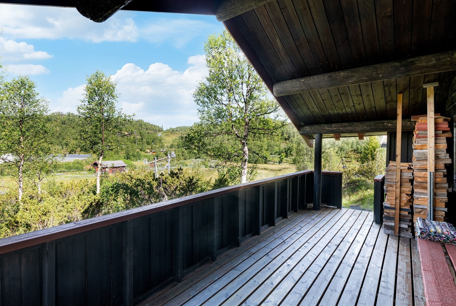 Hytta ligger like ved Heimvegliheisen og kort veg til Rauland skisenter. Galleribilde