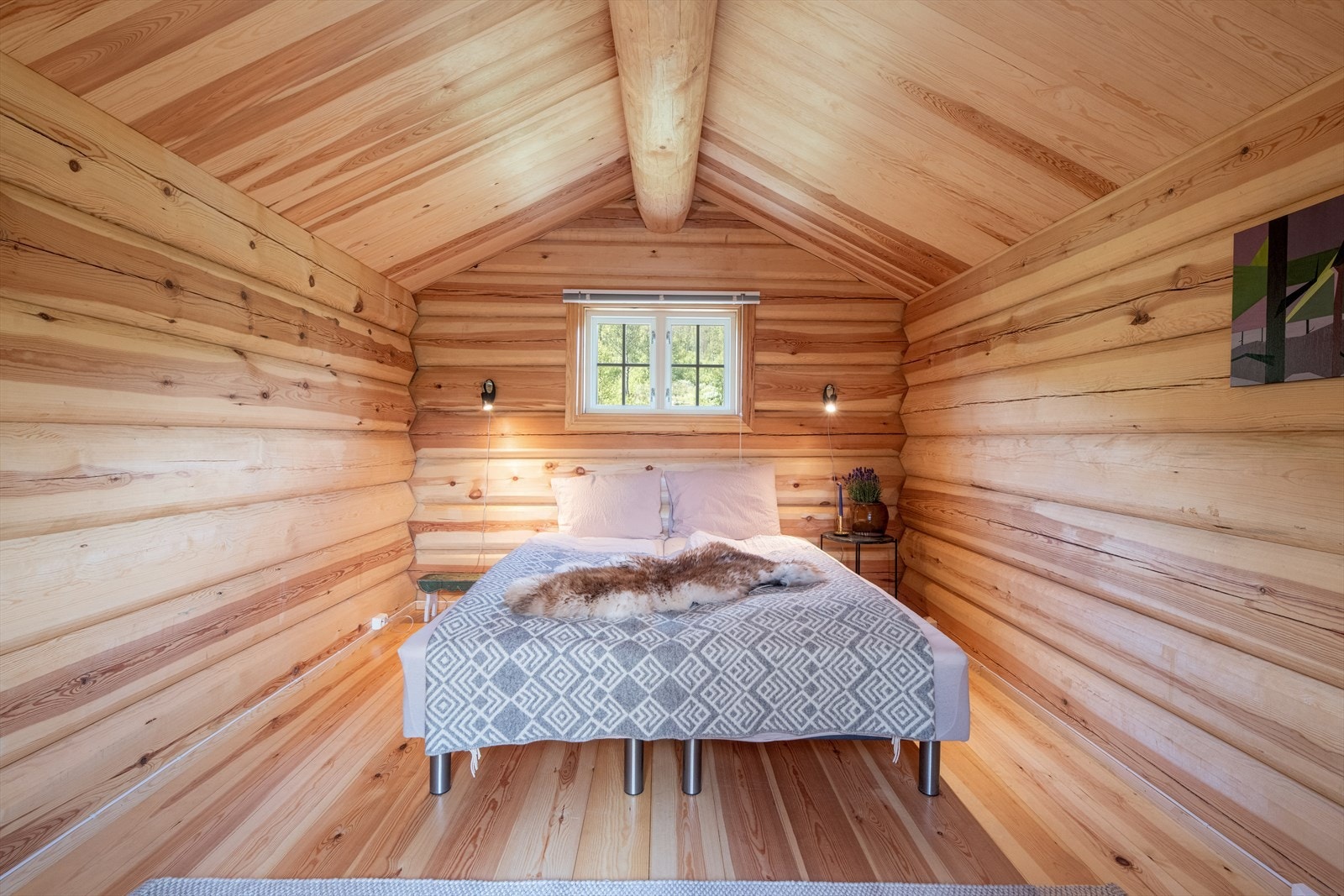 Det inneholder et innredet rom som i dag benyttes til soverom. Vinje kommune opplyser at annekset er godkjent for enkel overnatting. Galleribilde