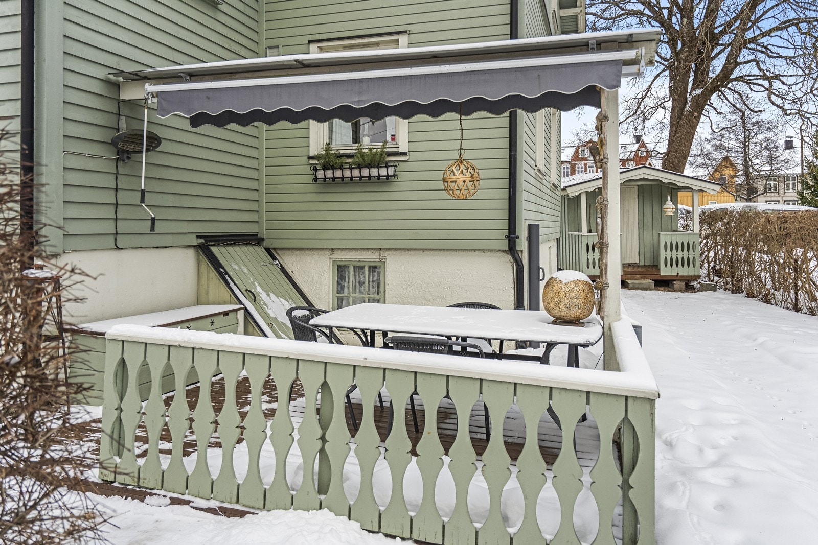 Terrassen er på 12 m² og har trykkimpregnerte gulvbord, med malt trevirke på rekkverket. Galleribilde