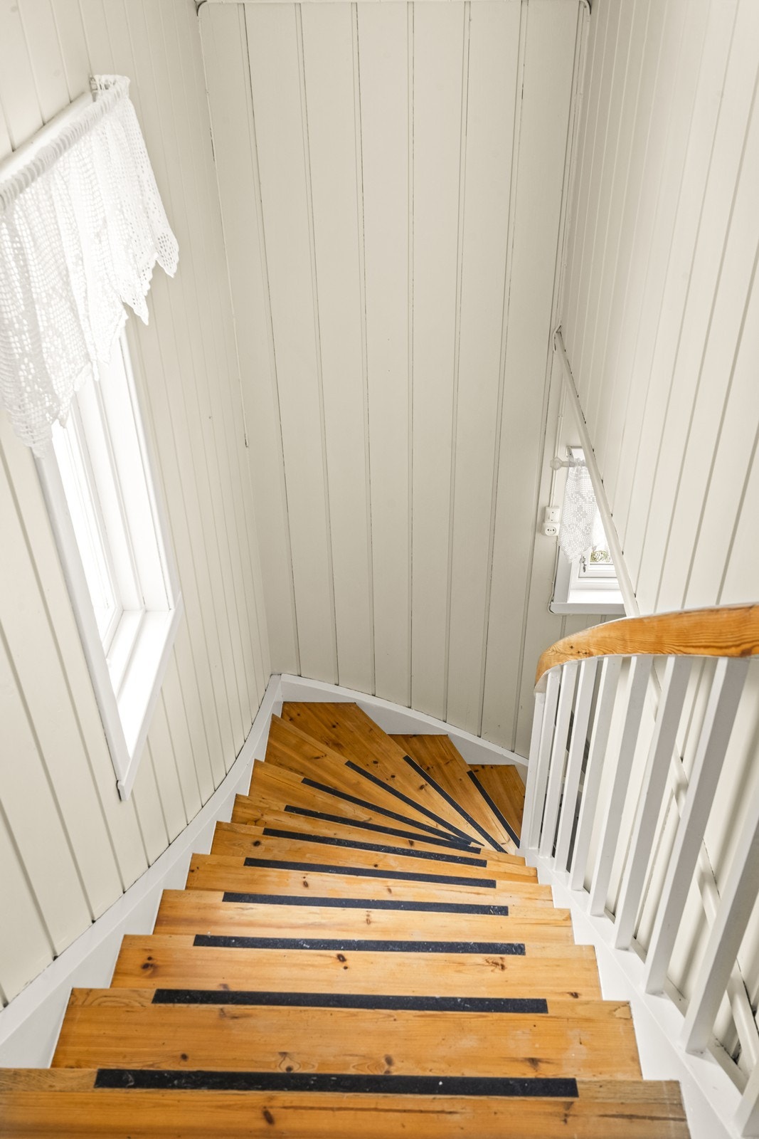 Malt tretrapp gir tilgang til øvre etasje og har et solid håndløper. Galleribilde