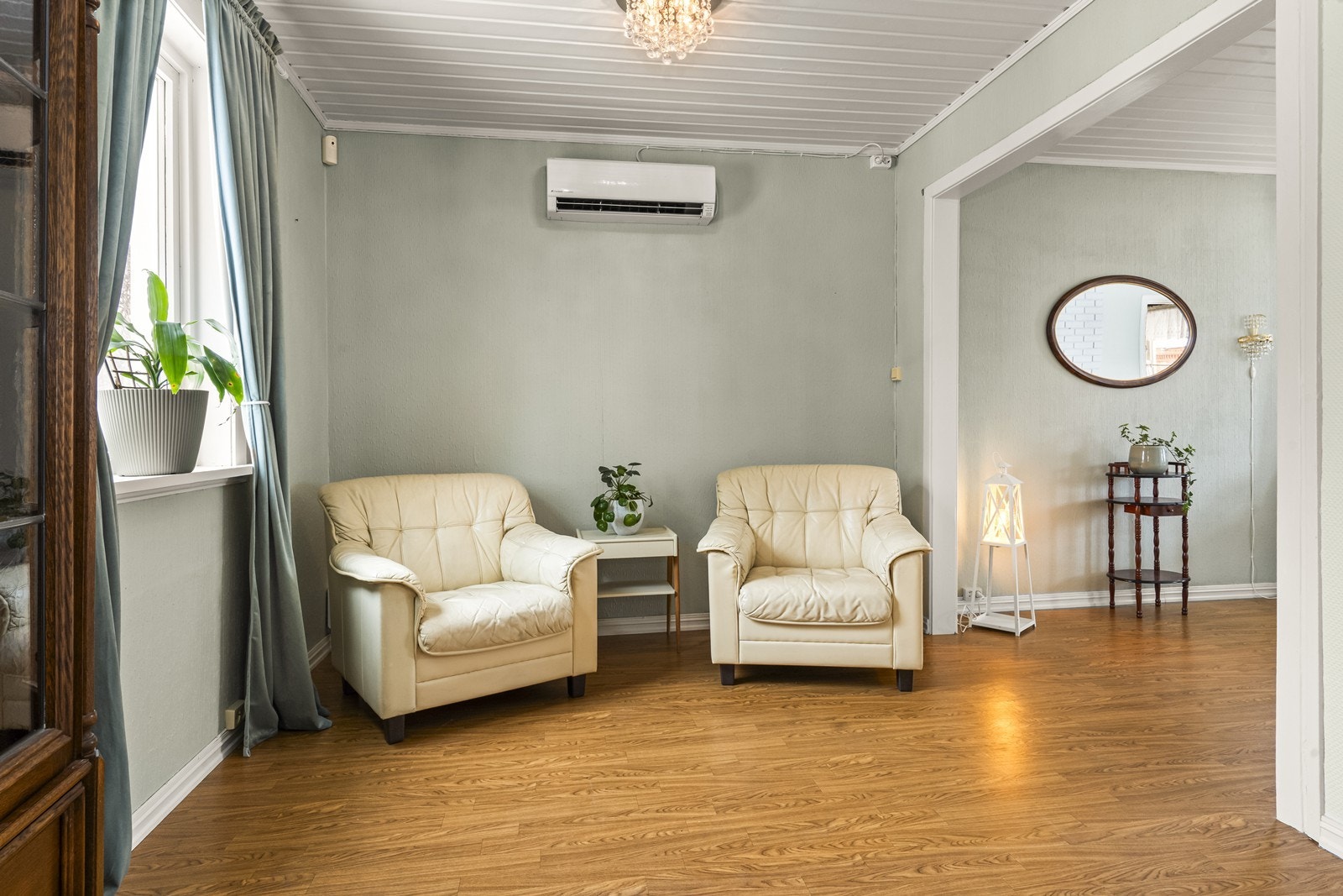 Luft/luft varmepumpe i stuen gir effektiv oppvarming og energibesparelse. Galleribilde