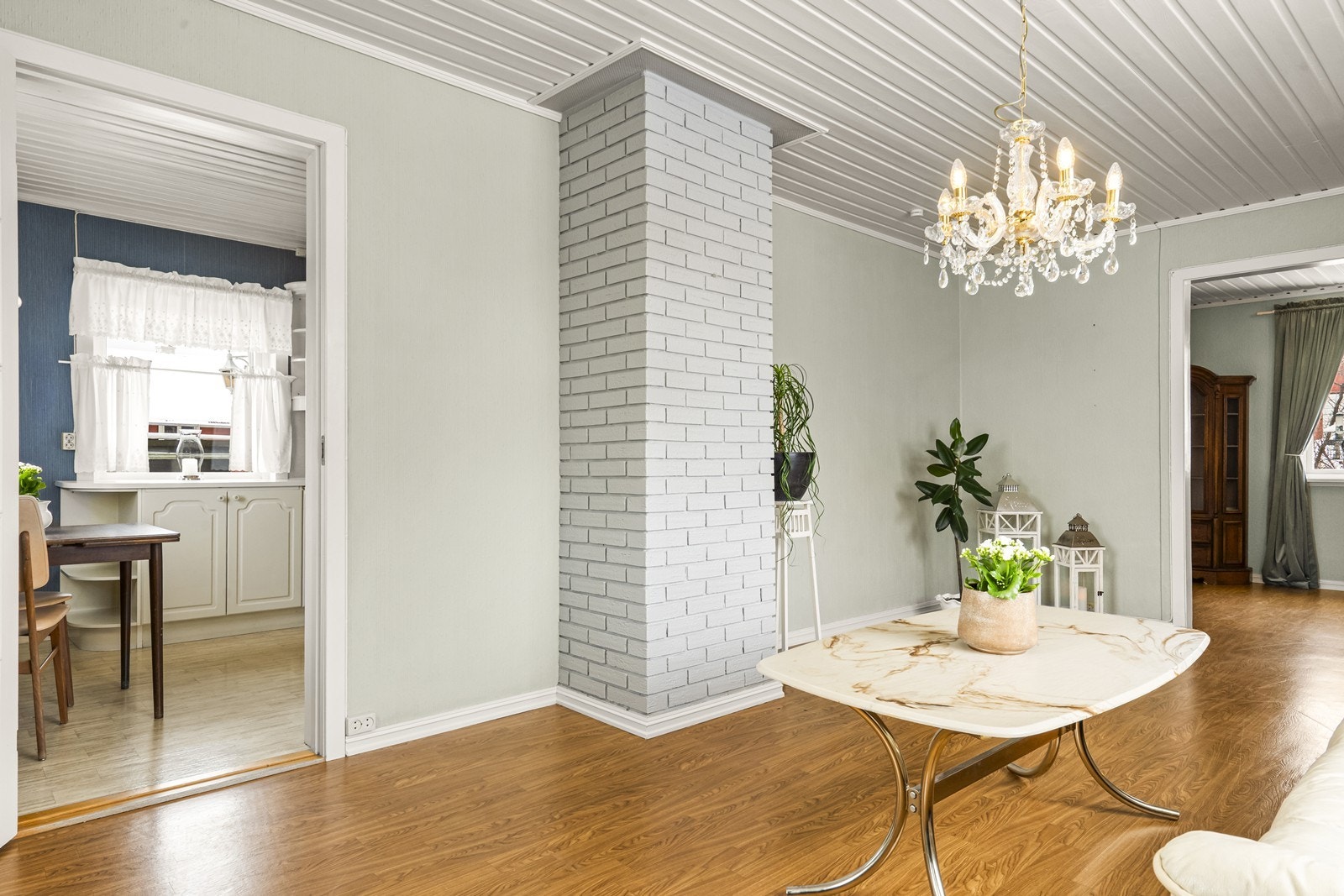 Direkte tilgang til kjøkkenet fra stuen gir en praktisk løsning for måltider. Galleribilde