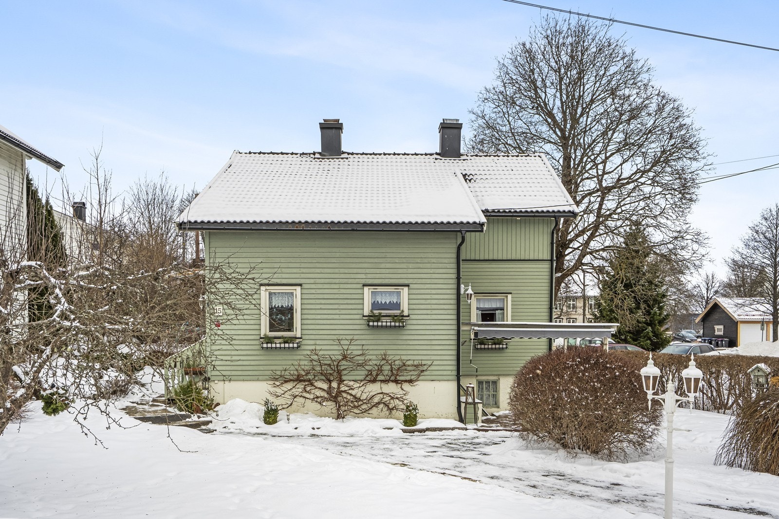 Eiendommen har en flat tomt med plenareal og diverse beplantning. Galleribilde