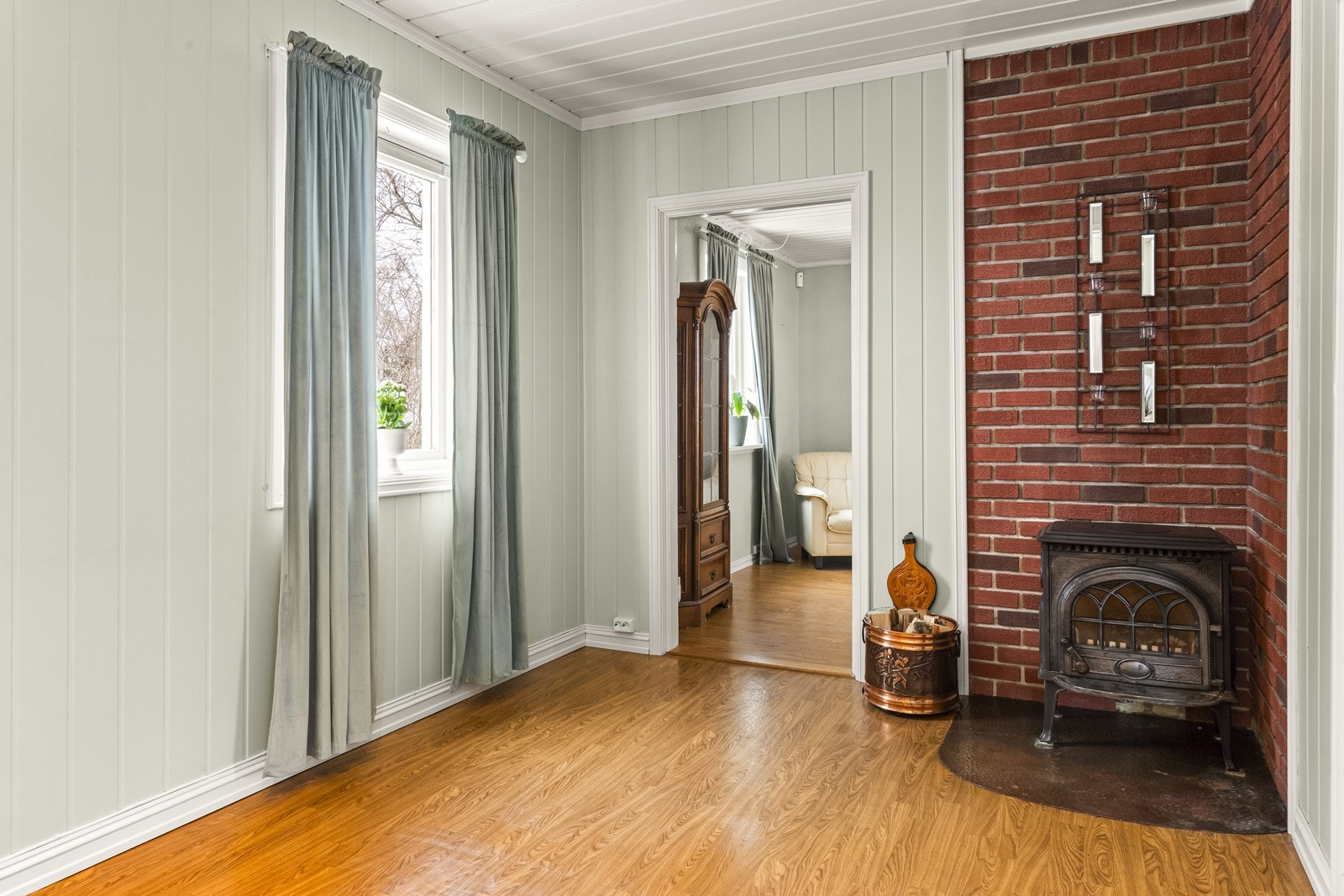 Vedovn i tv-stuen sørger for koselig varme og ekstra oppvarming. Galleribilde