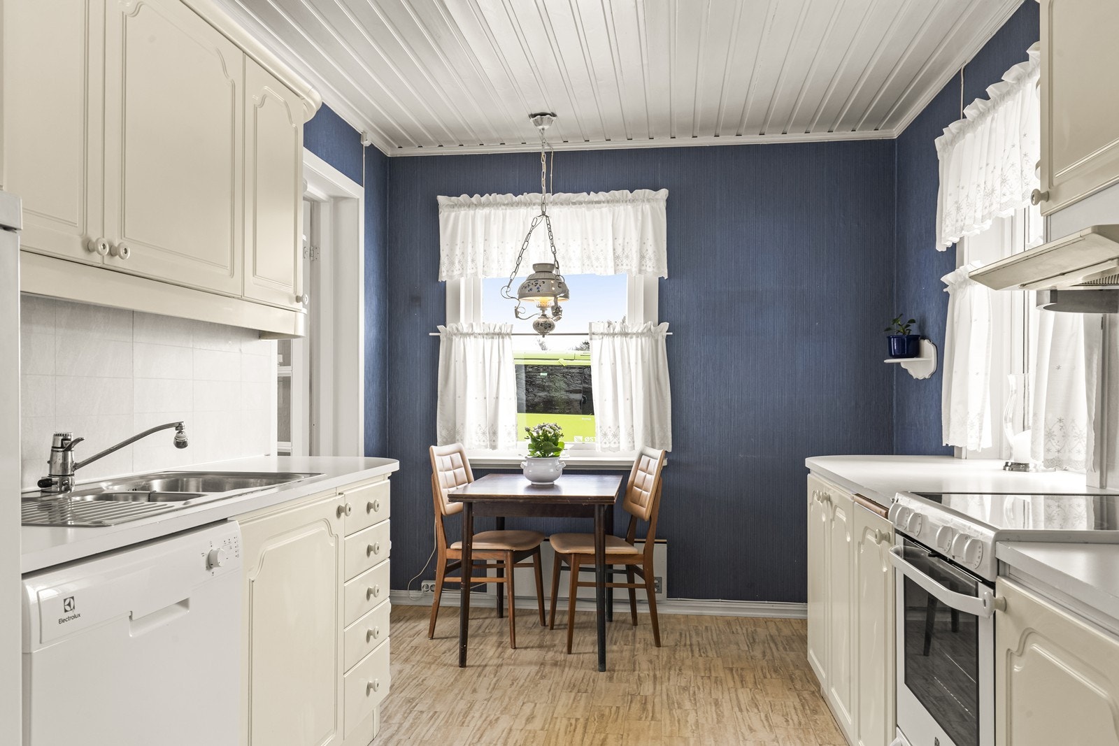 Kjøkkenet har profilerte fronter og laminerte benkeplater, med opplegg for oppvaskmaskin. Galleribilde