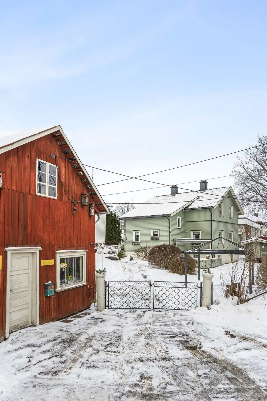 Eiet tomt på 730,4 m2 med opparbeidet plenareal og diverse beplanting. Galleribilde