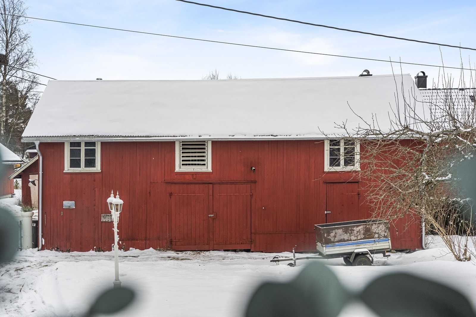 Store dobbeltdører på uthuset gir enkel tilgang til lagringsplass. Galleribilde