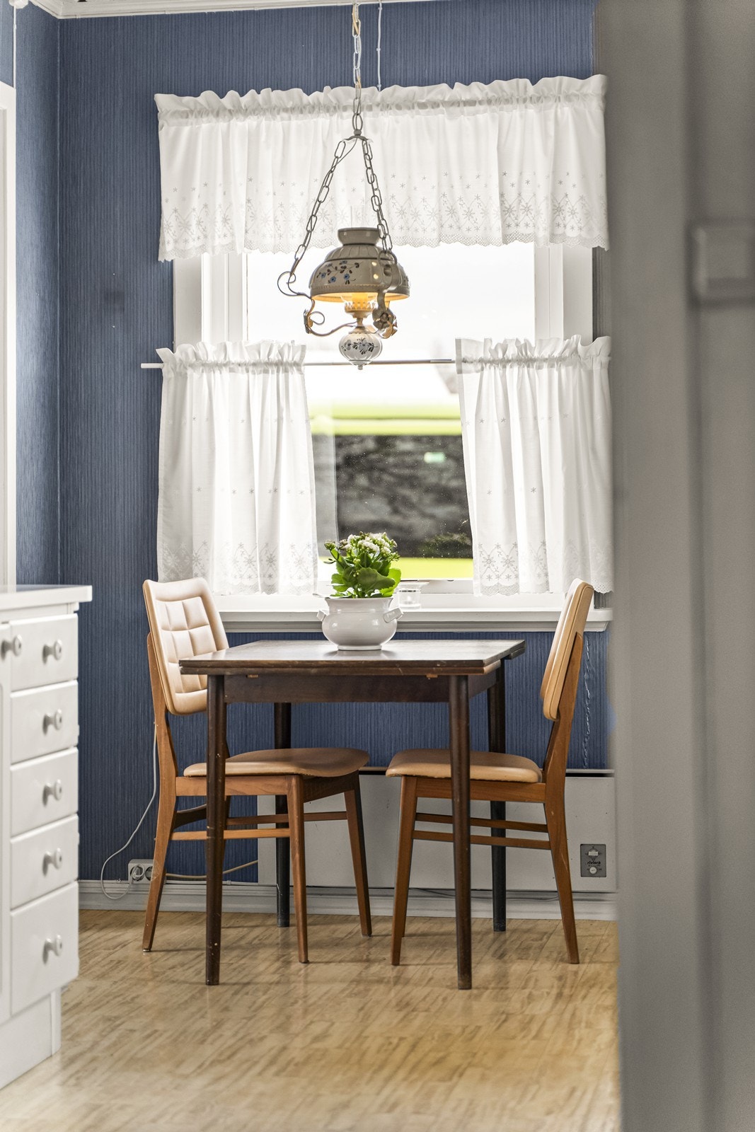 Plass til liten spisegruppe gir en praktisk løsning på kjøkkenet. Galleribilde