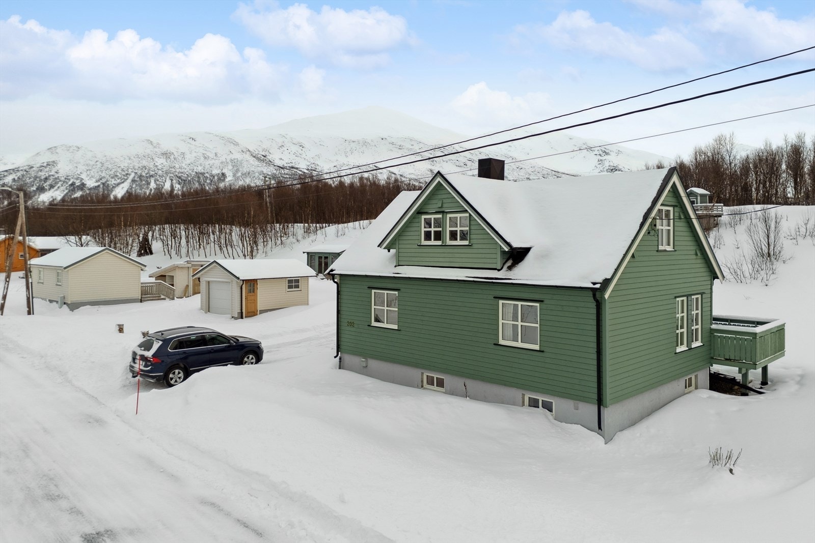 På eiendommen finnes flere bygg som ikke er søkt om eller godkjent, se punkt "Ferdigattest". Galleribilde